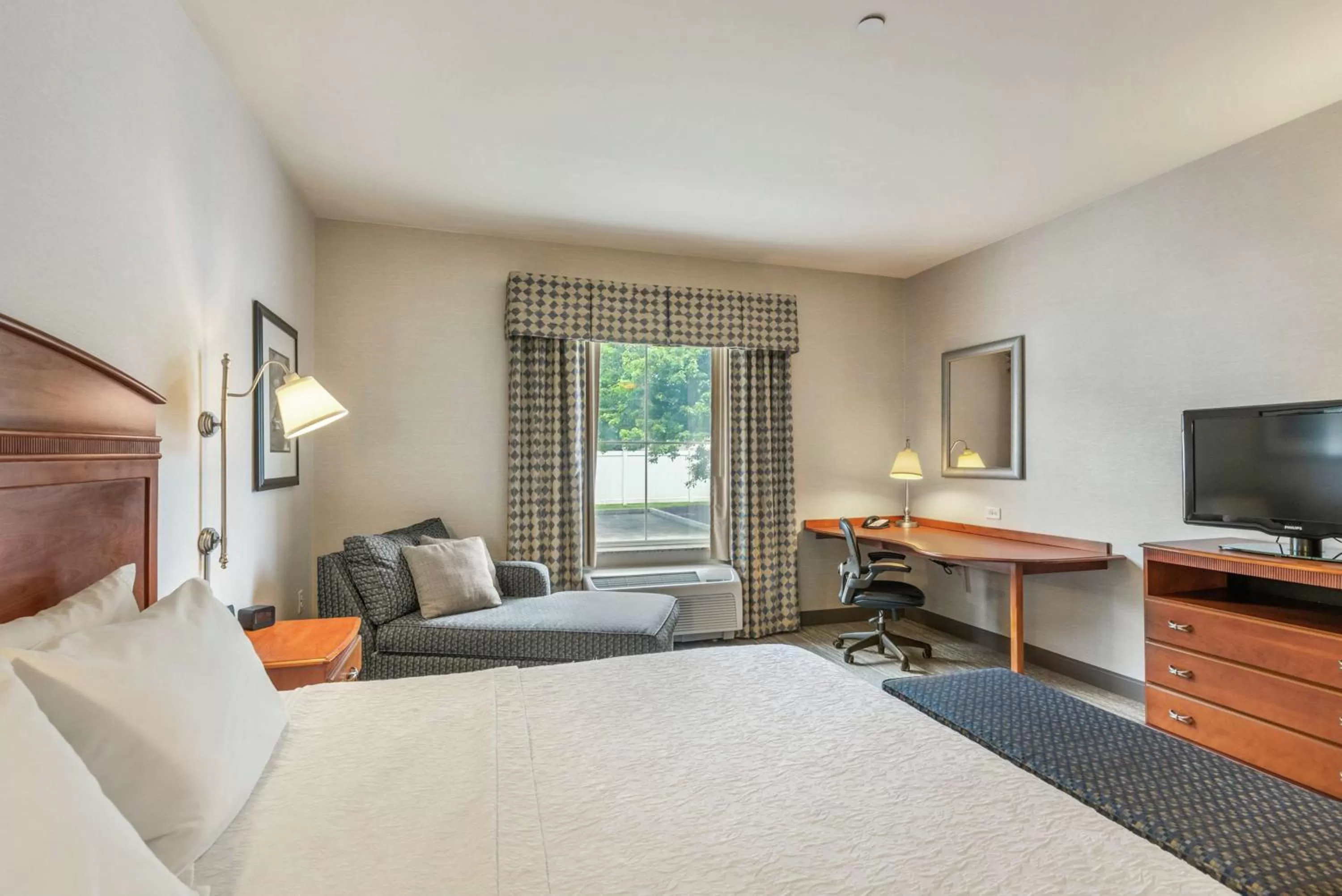 Bedroom, Bed in Hampton Inn & Suites Mystic