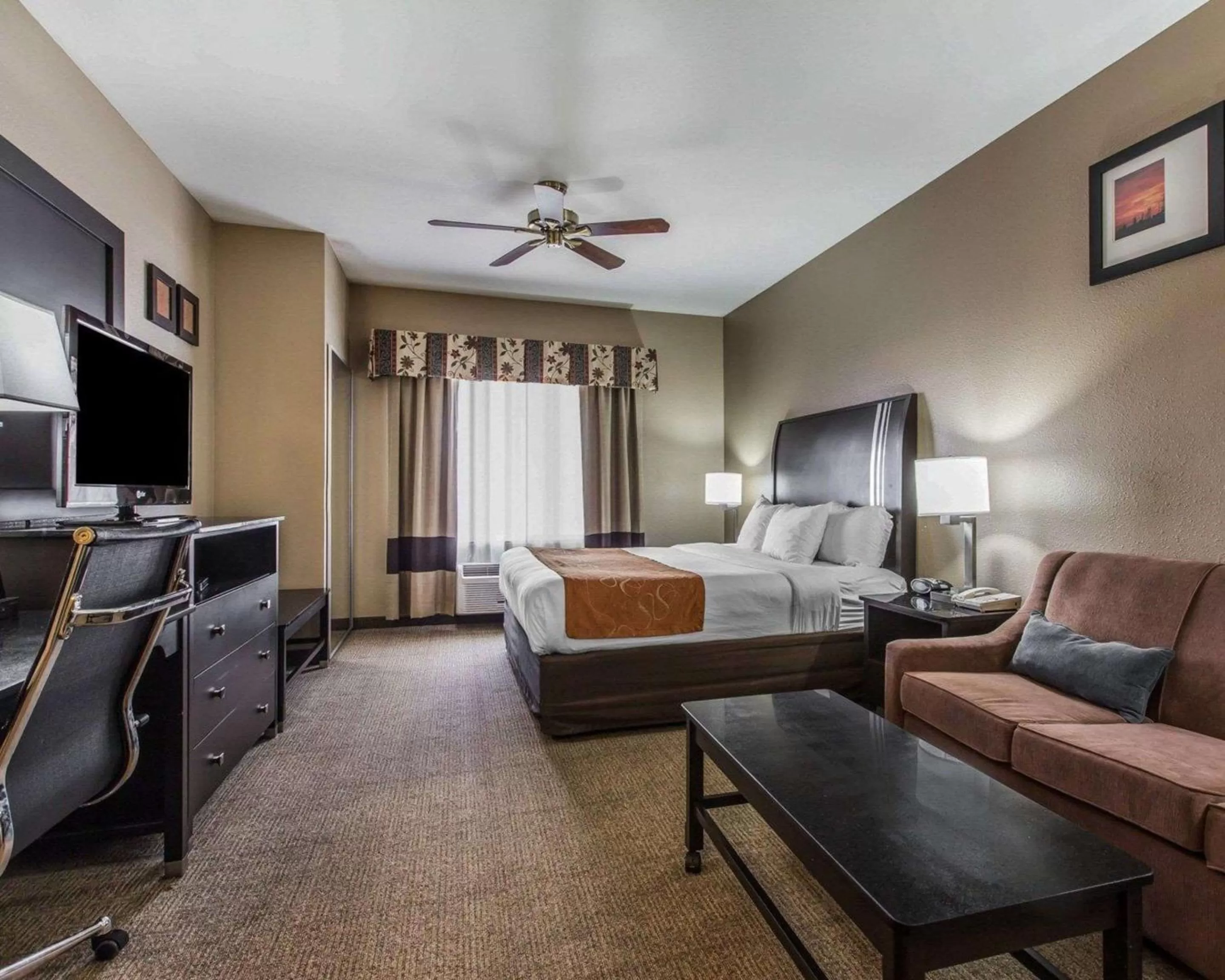 Photo of the whole room, Bed in Comfort Suites Bakersfield