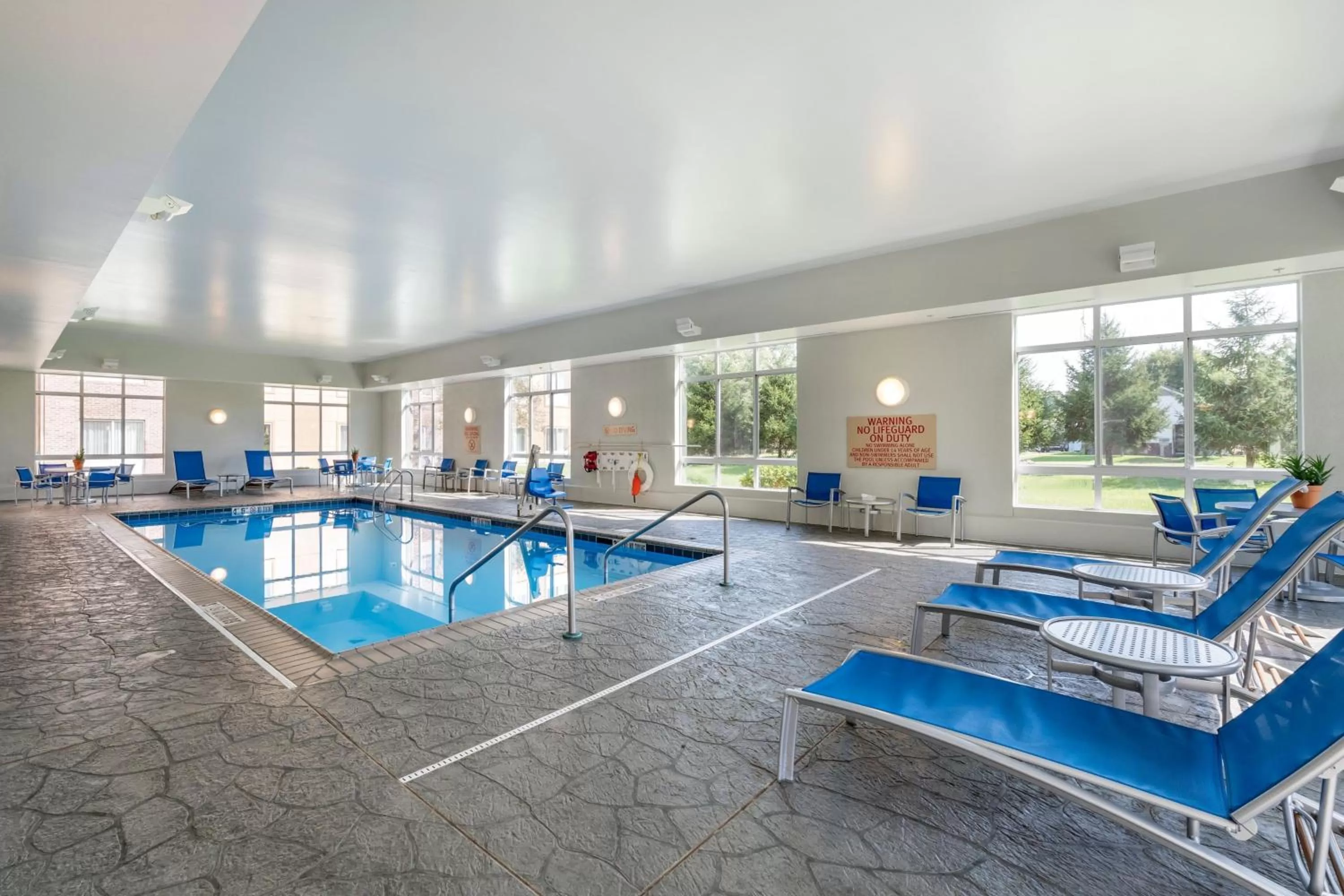 Swimming pool in TownePlace Suites by Marriott Vincennes