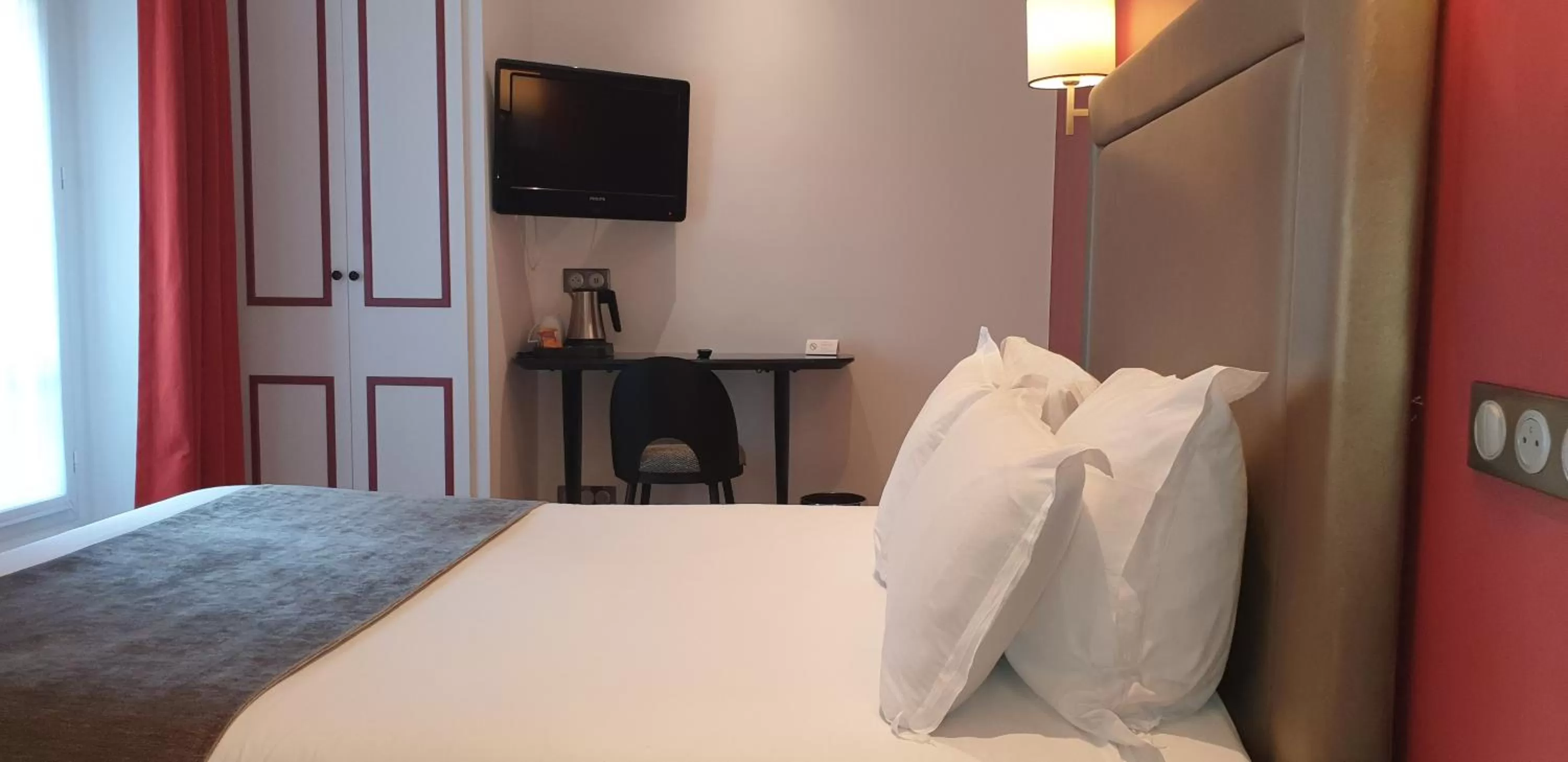 Bedroom, Bed in Acacias Etoile