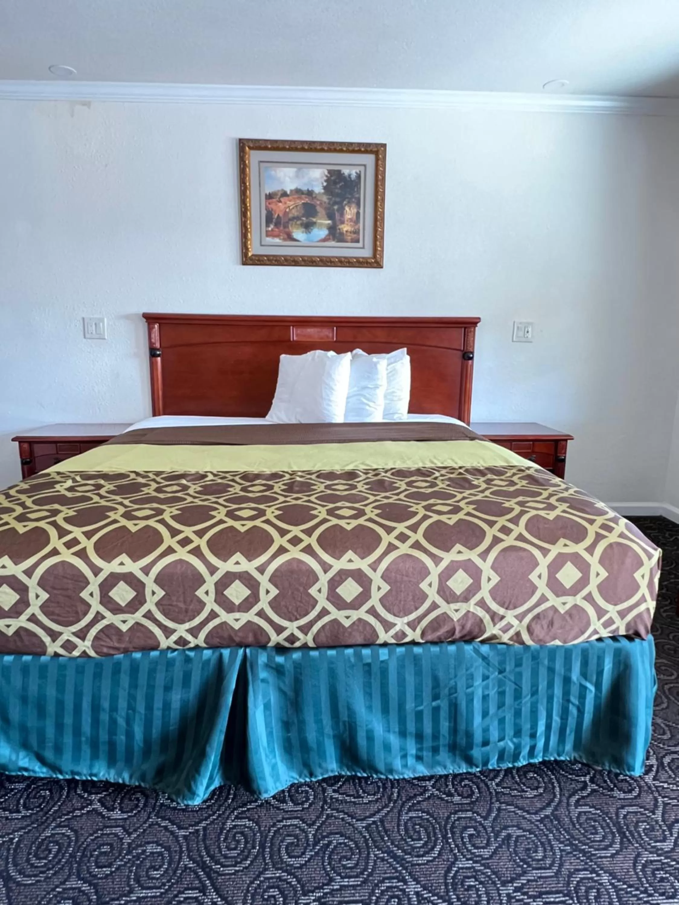 Bed in Americas Best Value Inn Hanford