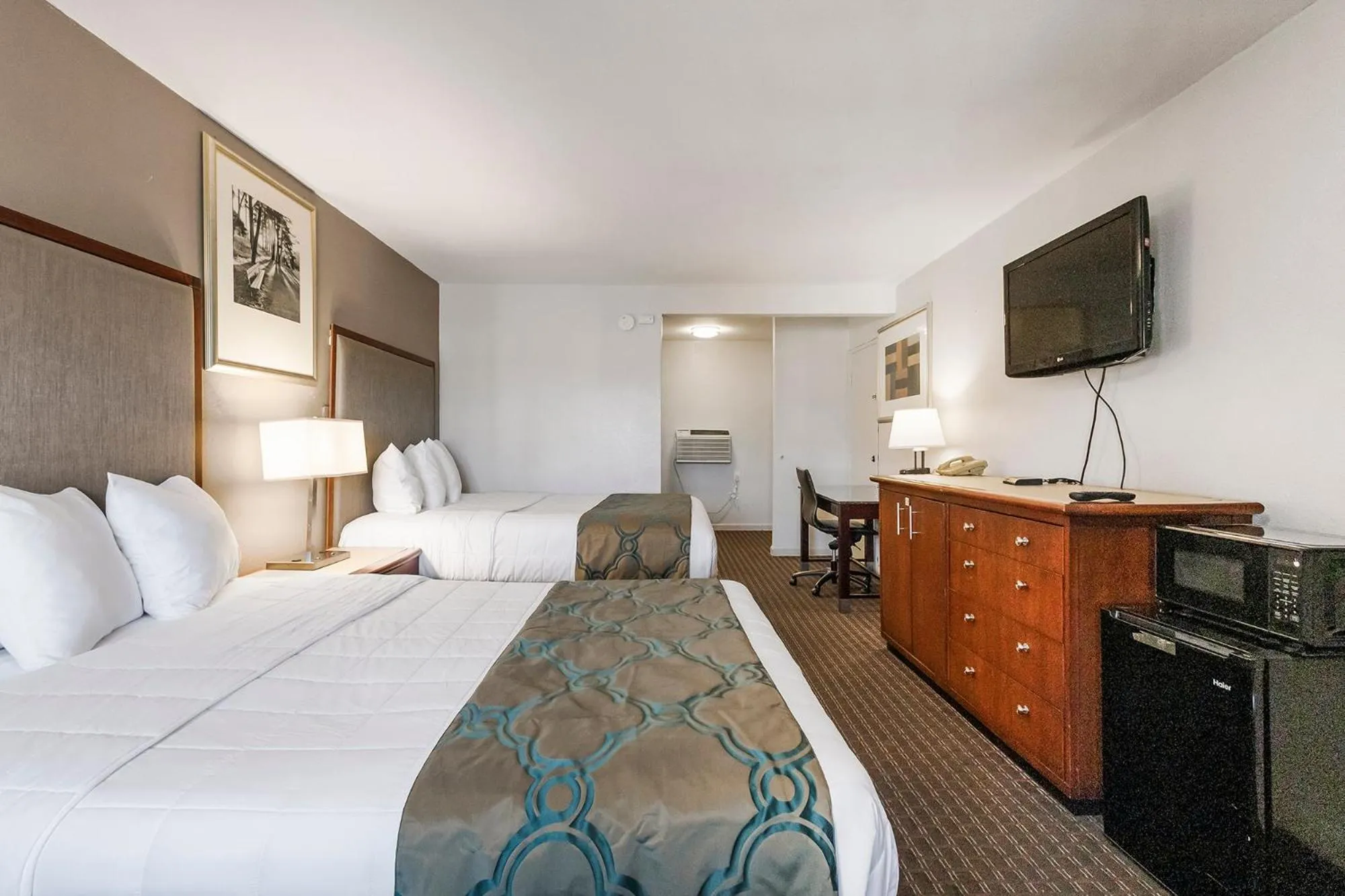 Bedroom, Bed in Heritage Inn Express Hayward