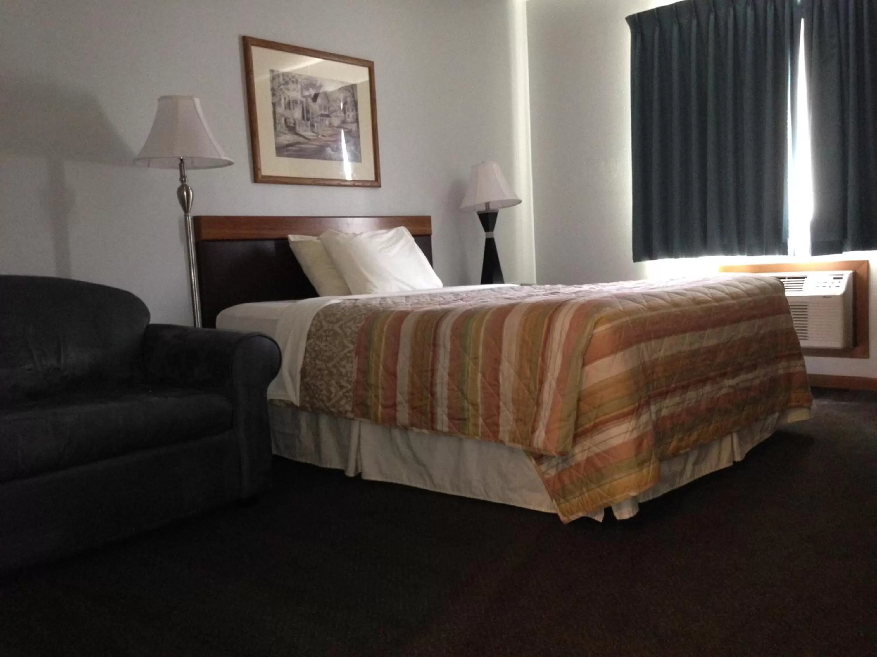 Bedroom, Bed in SunRise Inn Hotel