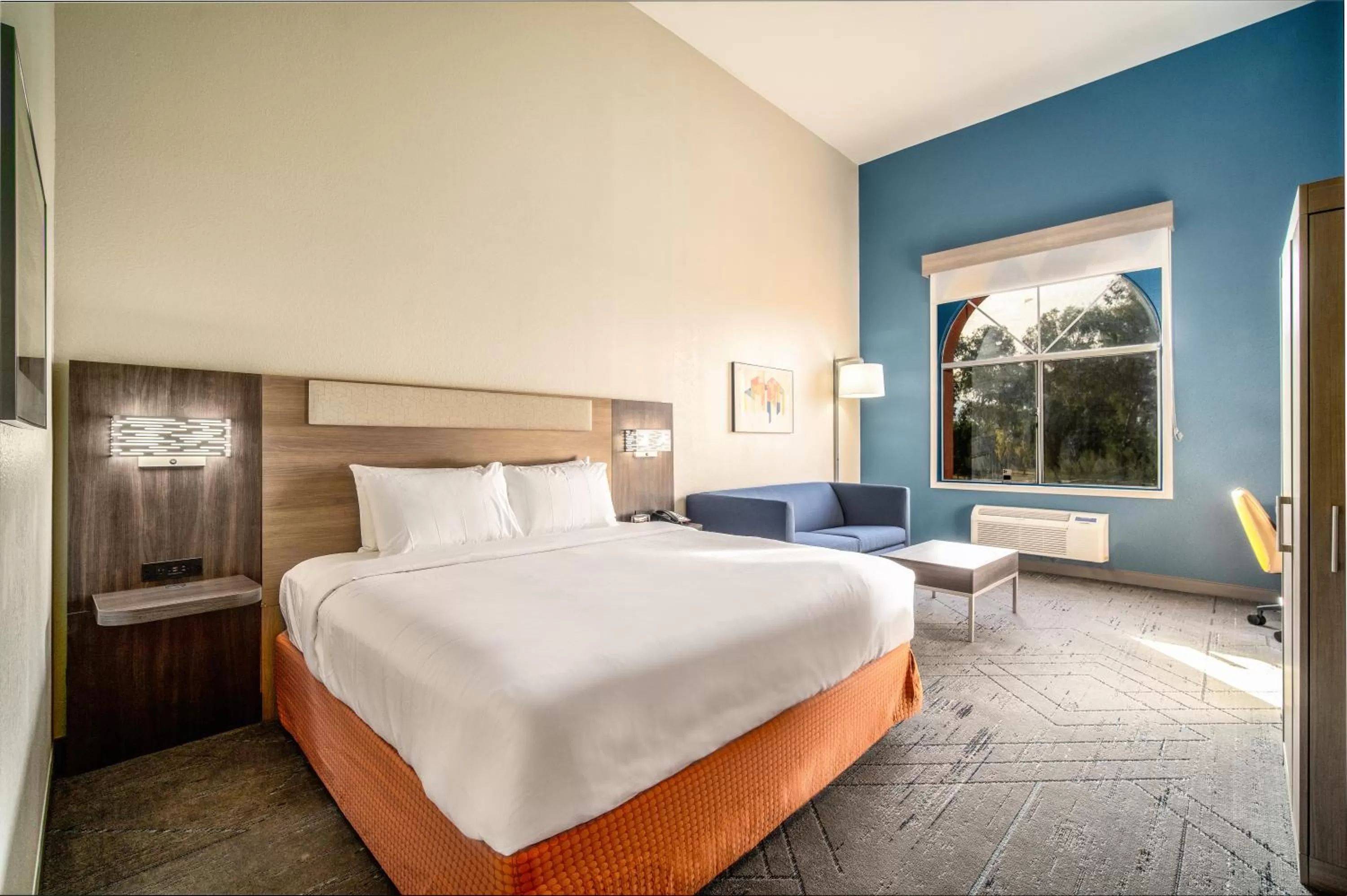 Bedroom, Bed in Holiday Inn Express & Suites Phoenix - Mesa West by IHG