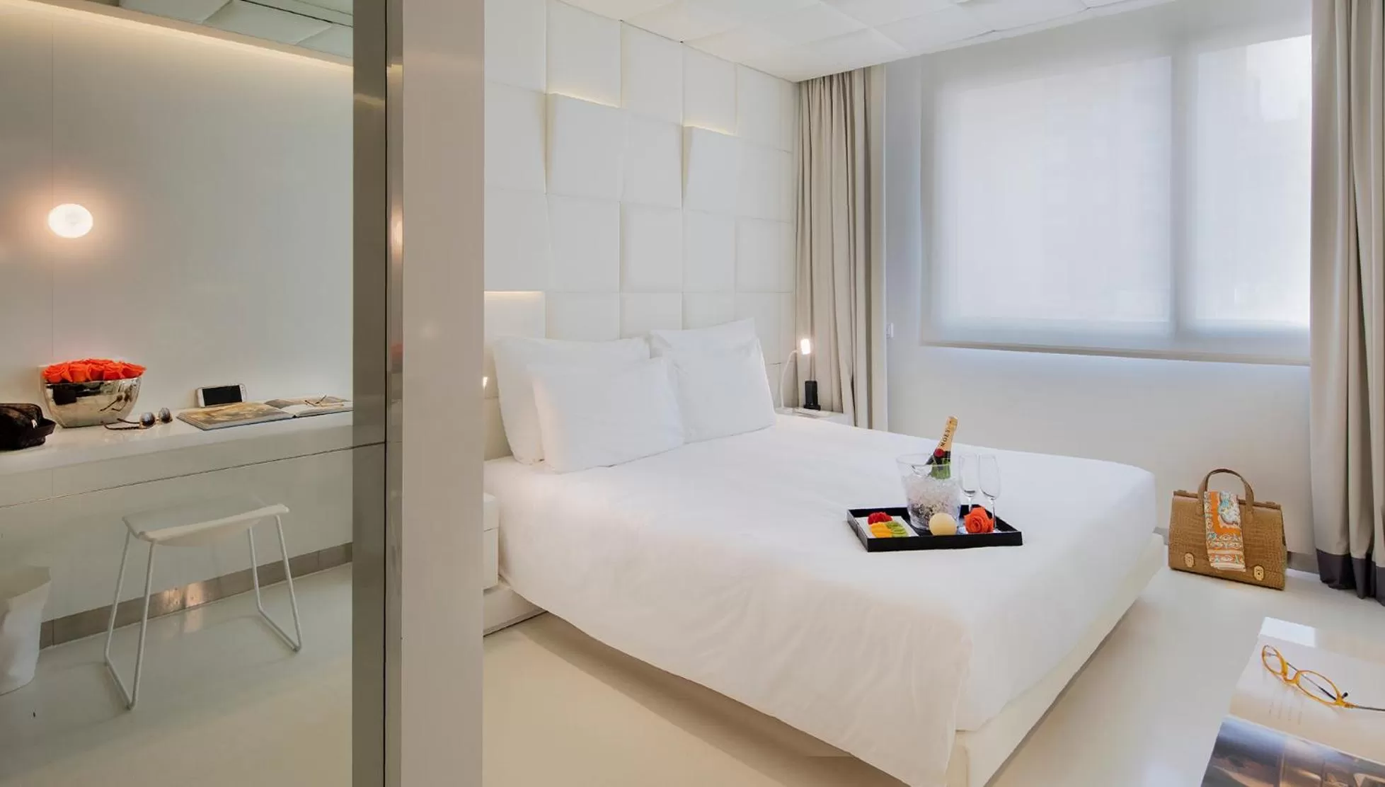 Bed in The Mirror Barcelona - Adults Only