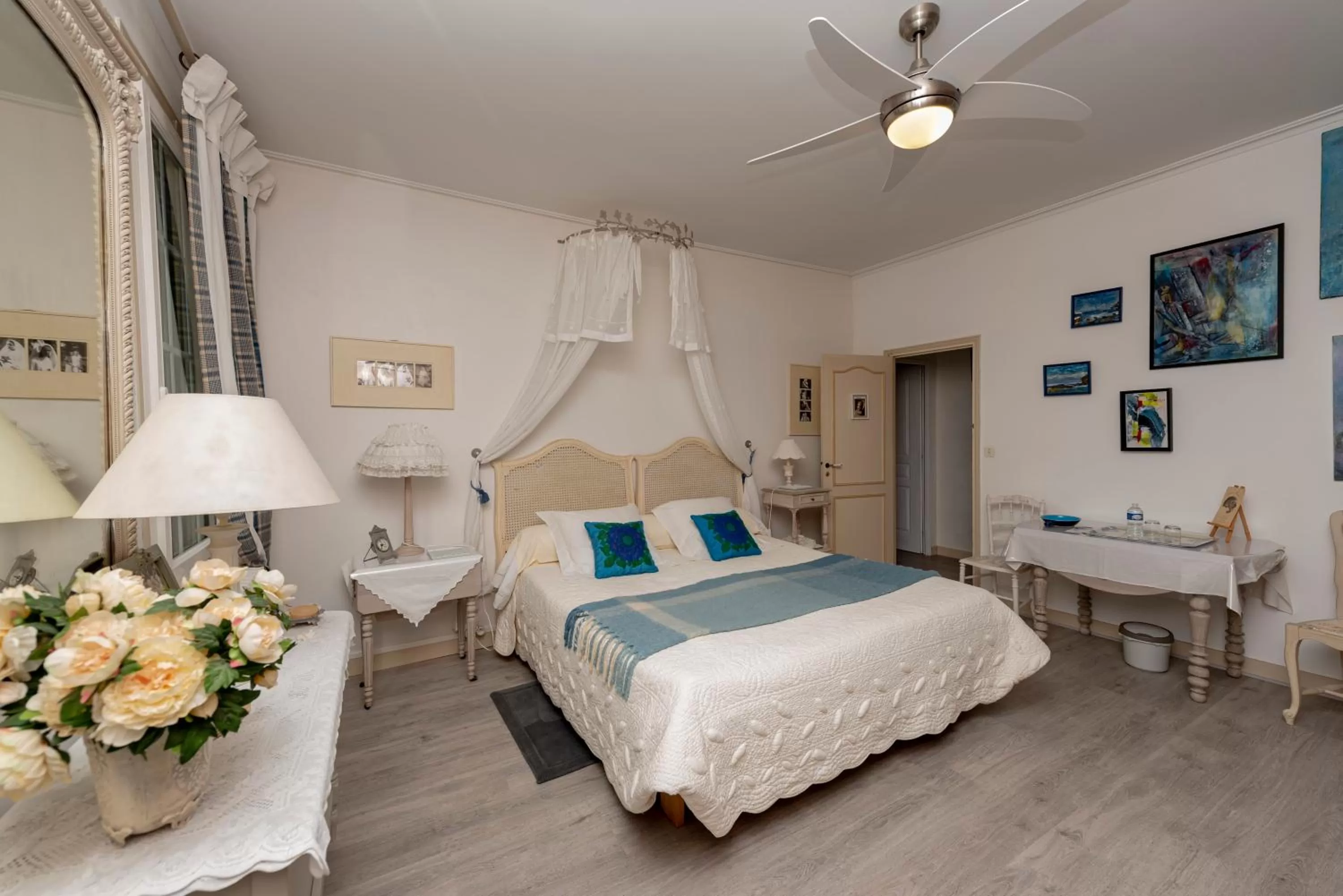 Photo of the whole room, Bed in Chambres d'hôtes de charme au REFUGE DU PEINTRE prés de St Emilion