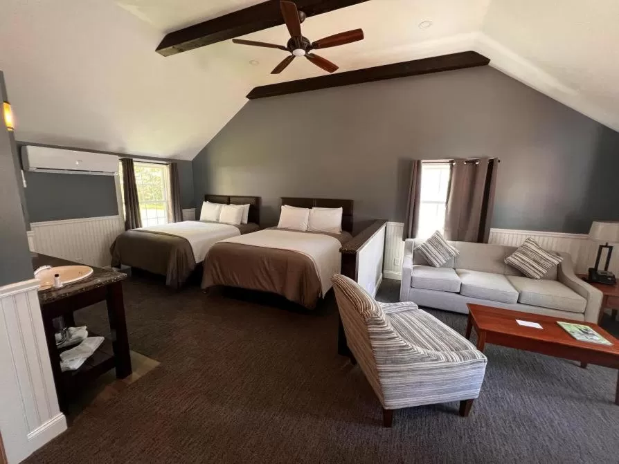 Bed in New England Inn & Lodge