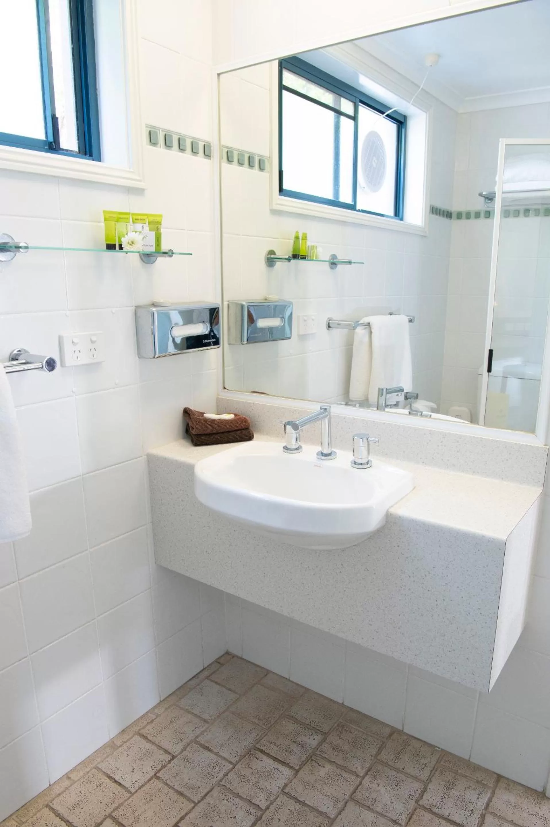 Bathroom in Rockpool Motor Inn