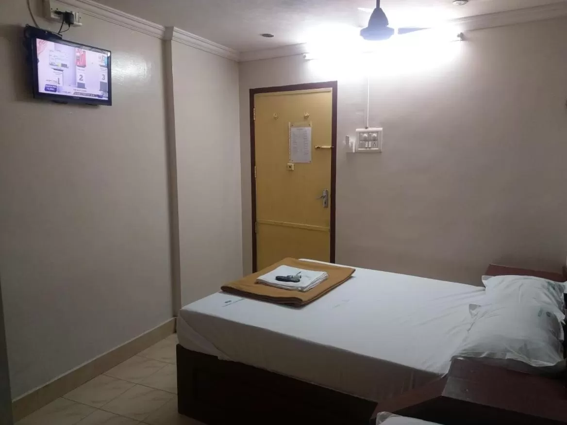 Bed in Anandan Tourist Home