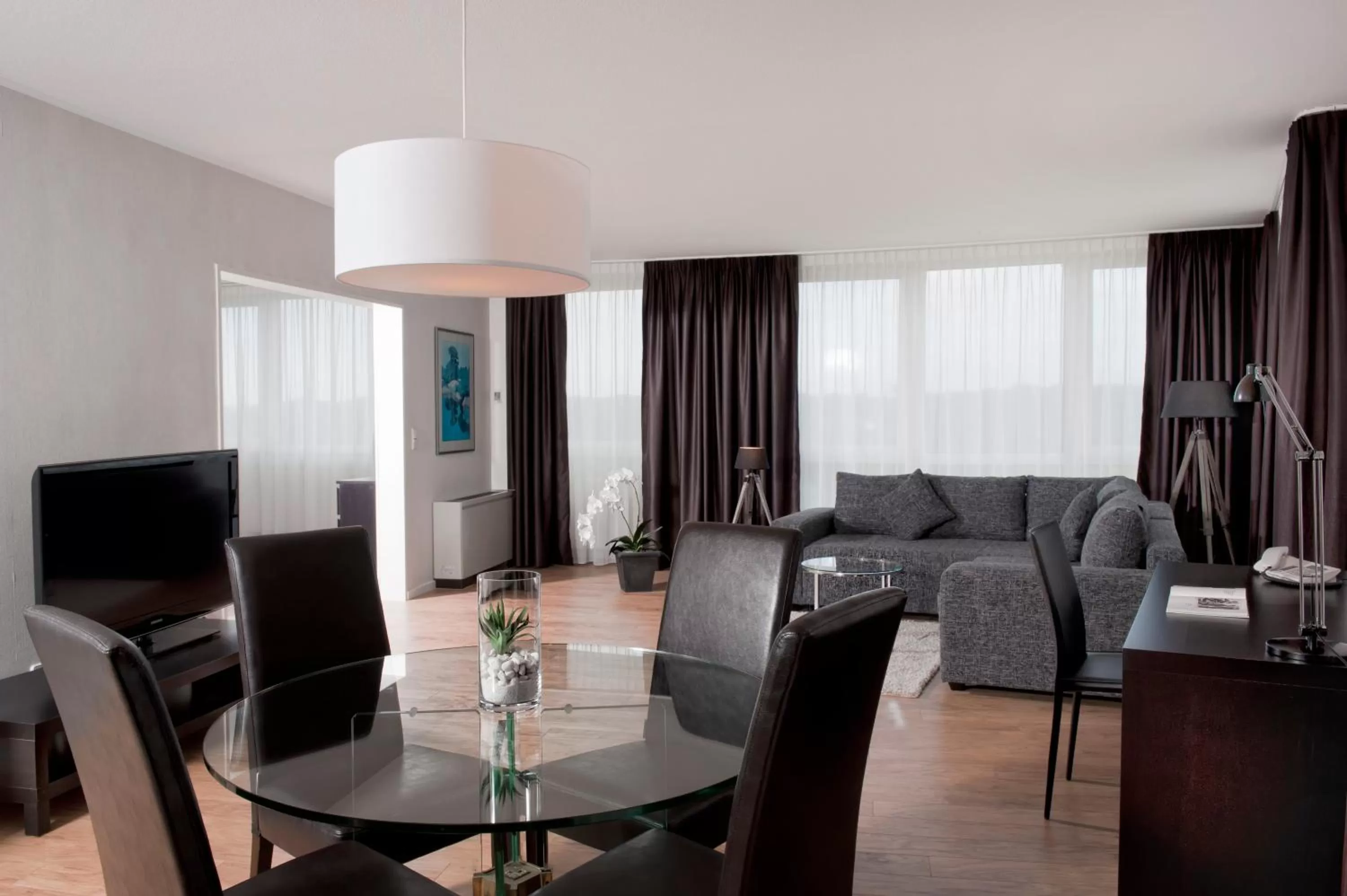 Seating area in Wyndham Hannover Atrium