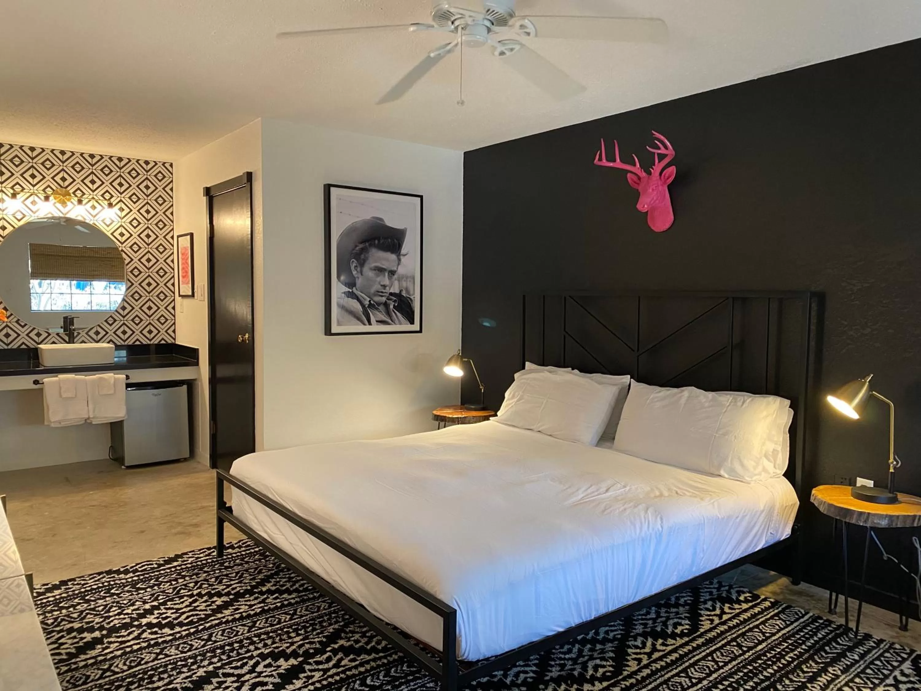 Bedroom, Bed in Wimberley Inn & bar