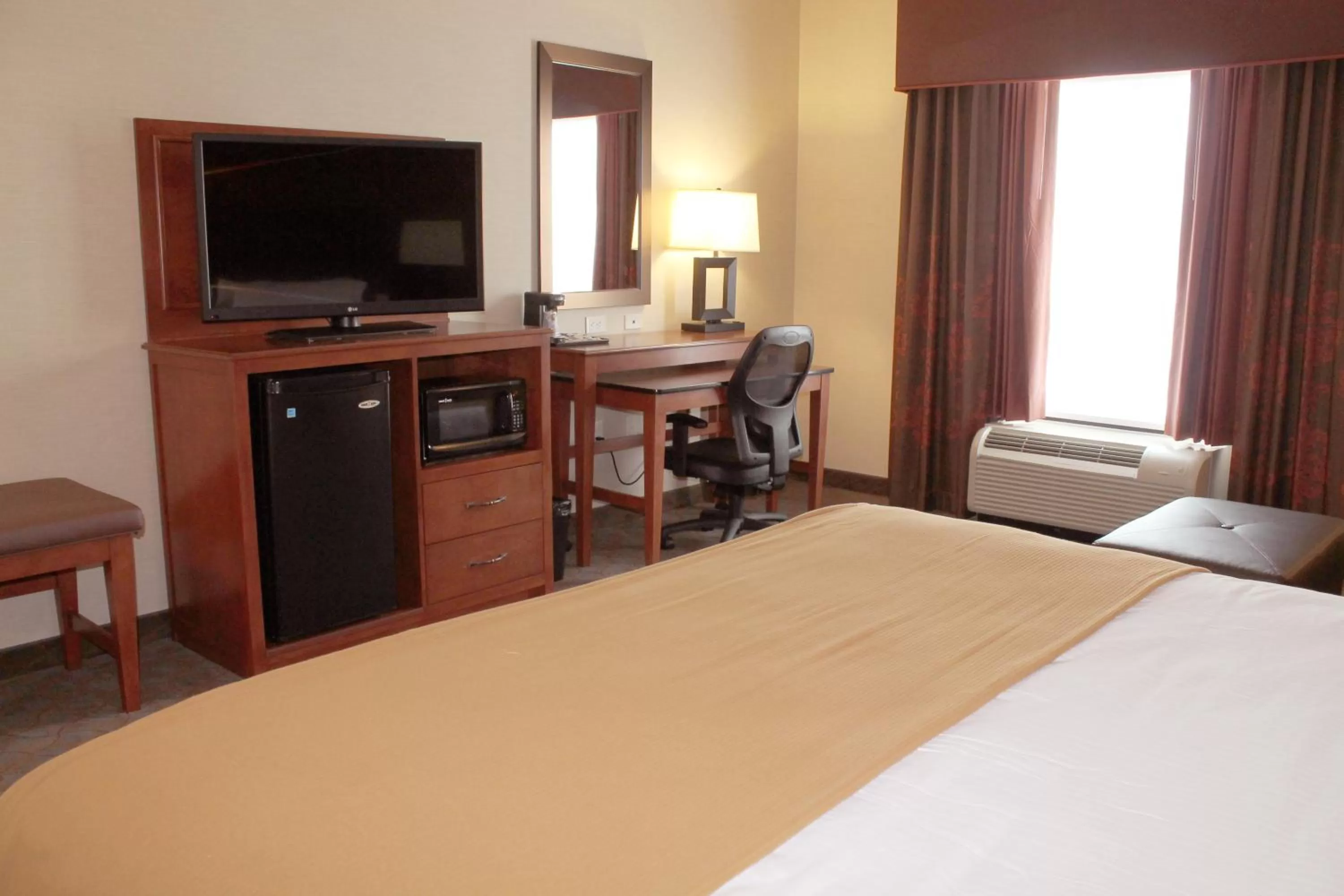 Photo of the whole room, Bed in Holiday Inn Express & Suites Paducah West by IHG