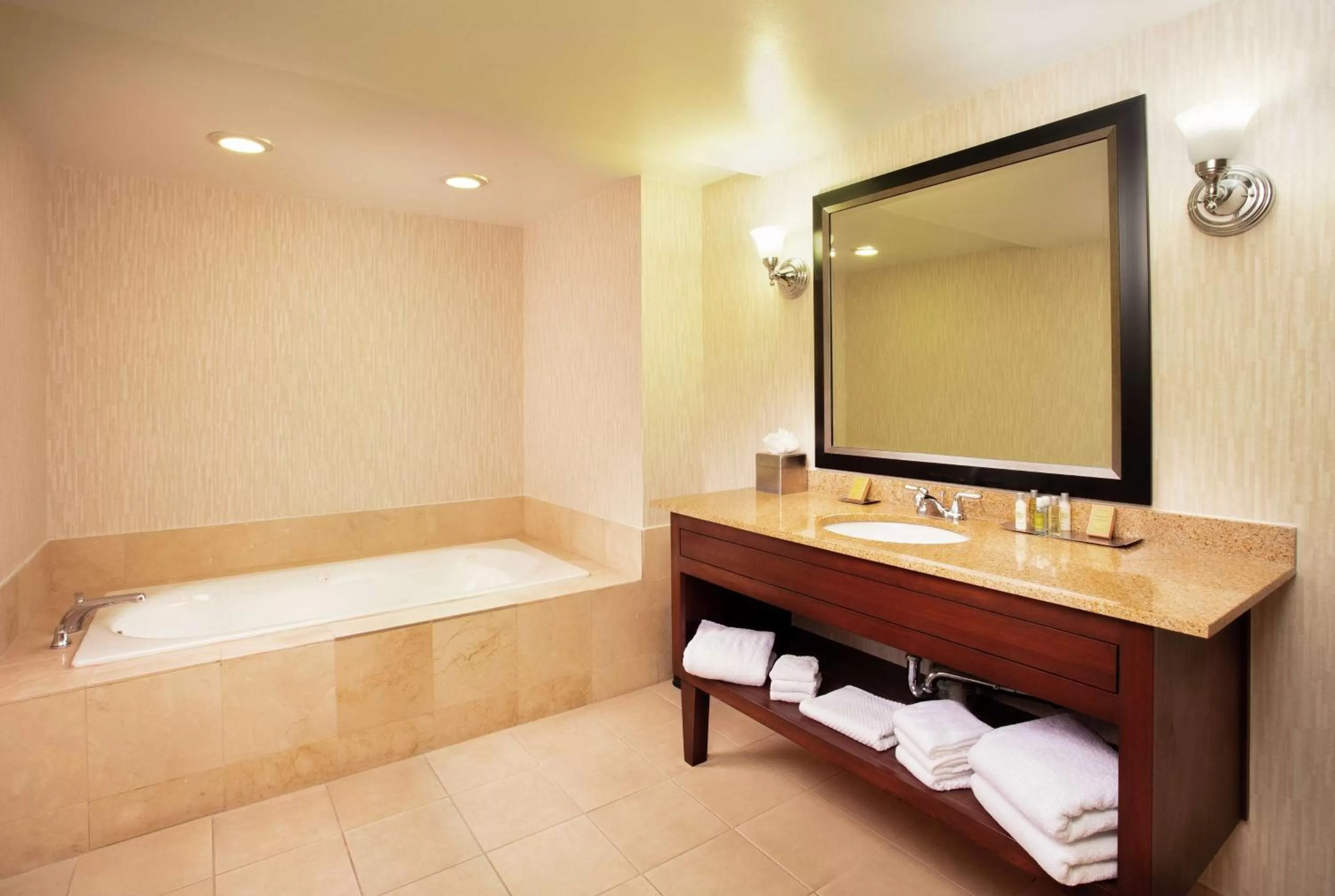 Bathroom, Bed in DoubleTree by Hilton Hotel Columbia