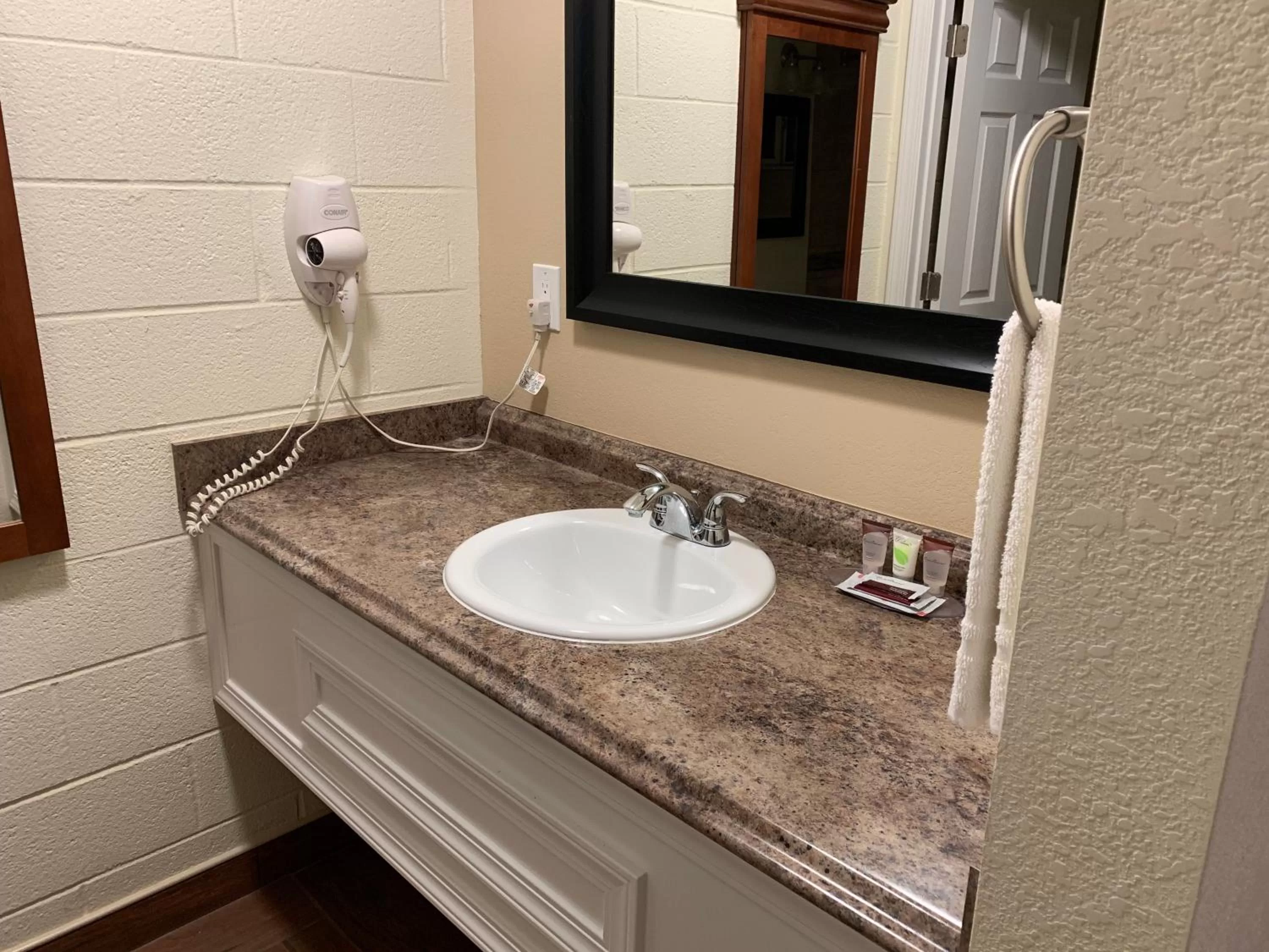 Townhouse Inn & Suites