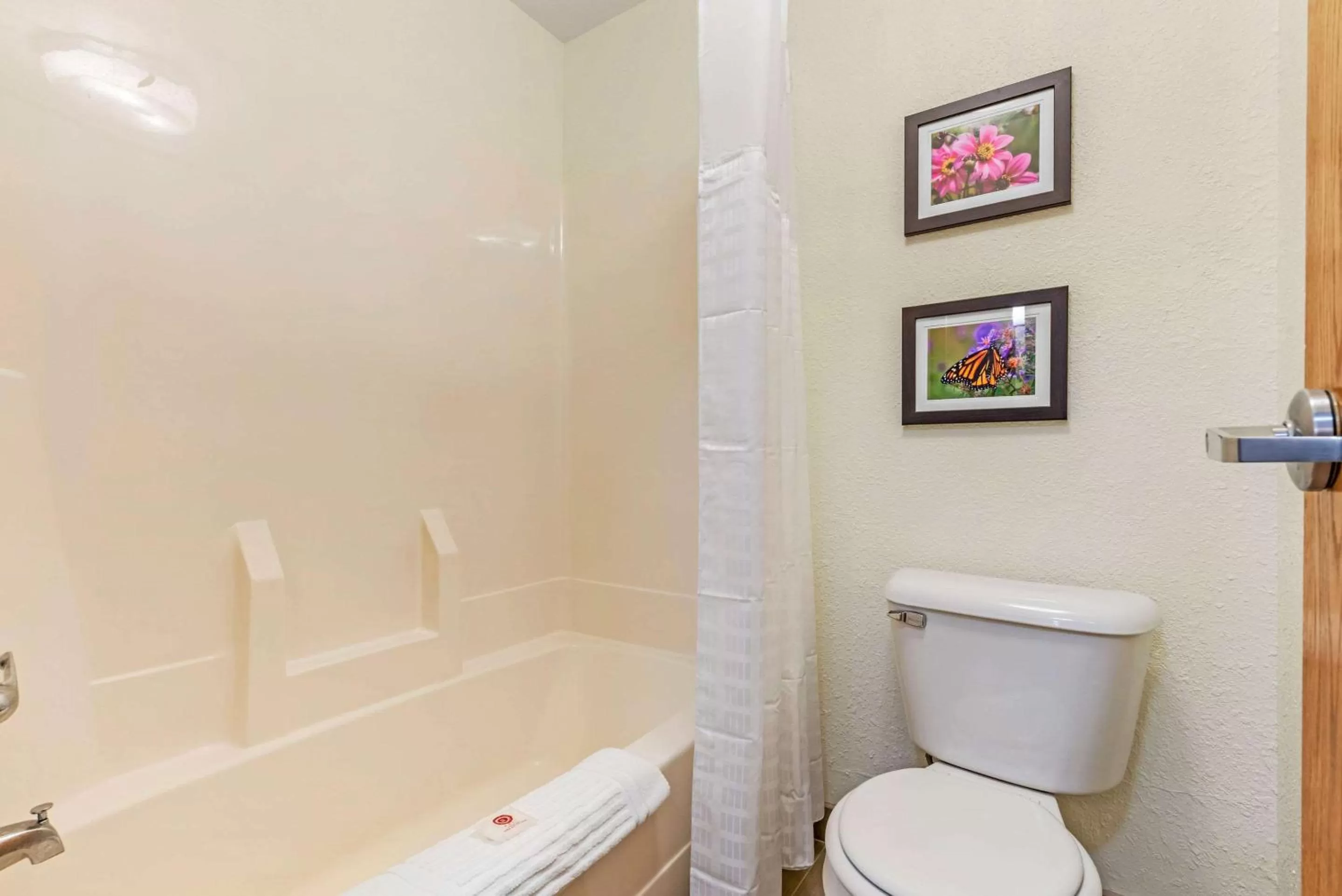 Bathroom in Comfort Inn & Suites near Route 66