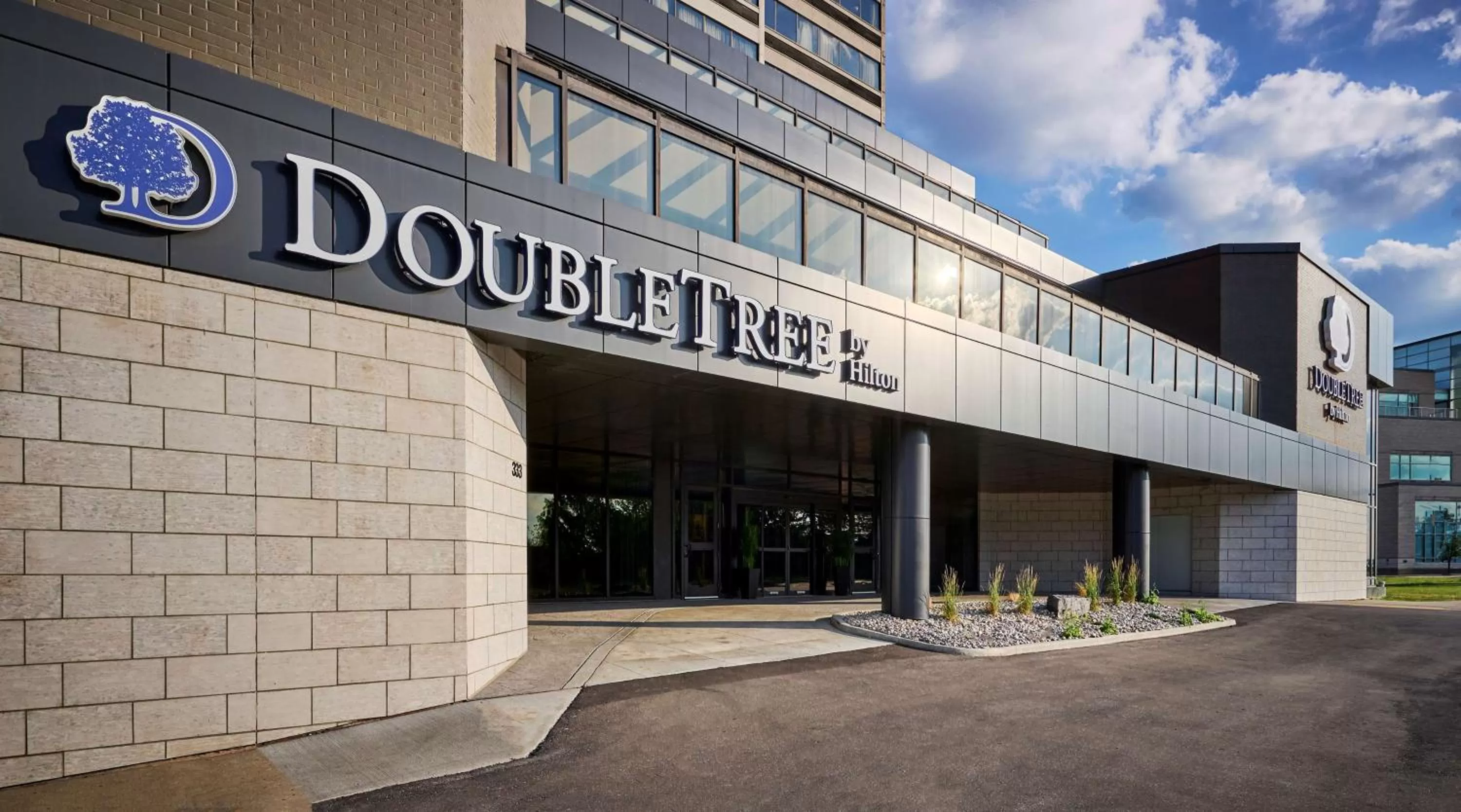 Property building in DoubleTree by Hilton Windsor, ON