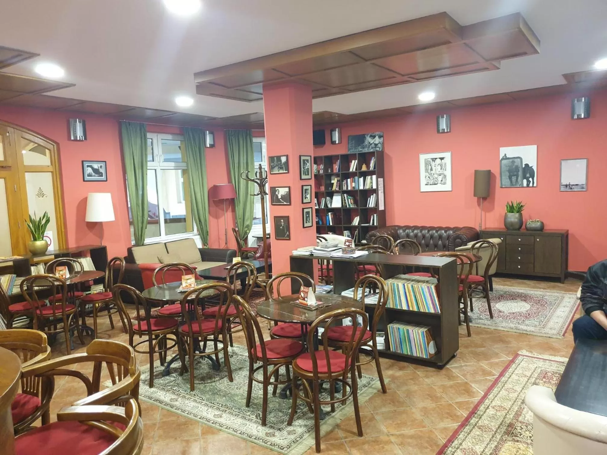 Restaurant/places to eat in Art Garni Hotel