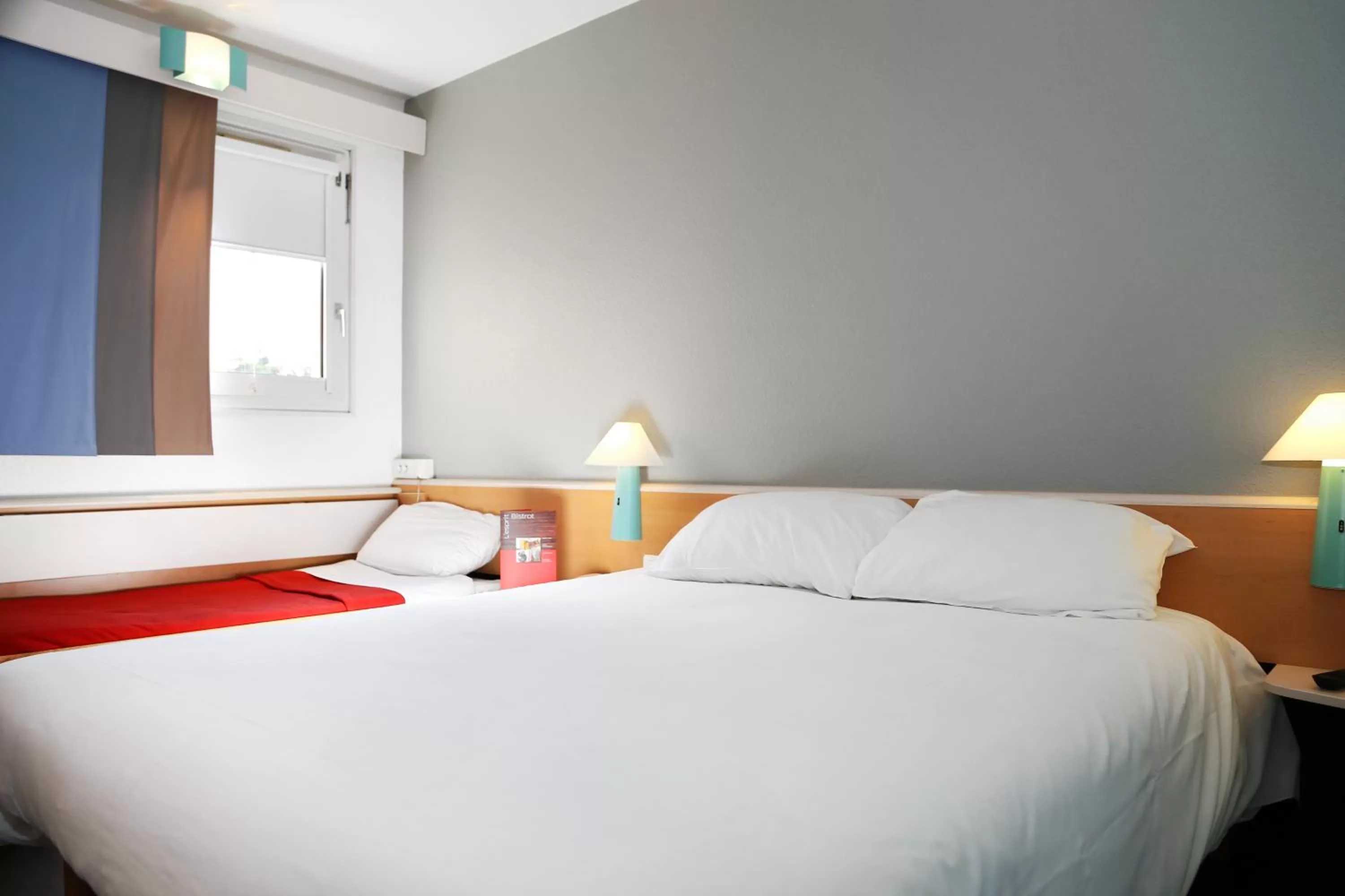 Property building, Bed in ibis Orange Centre Echangeur A7 A9