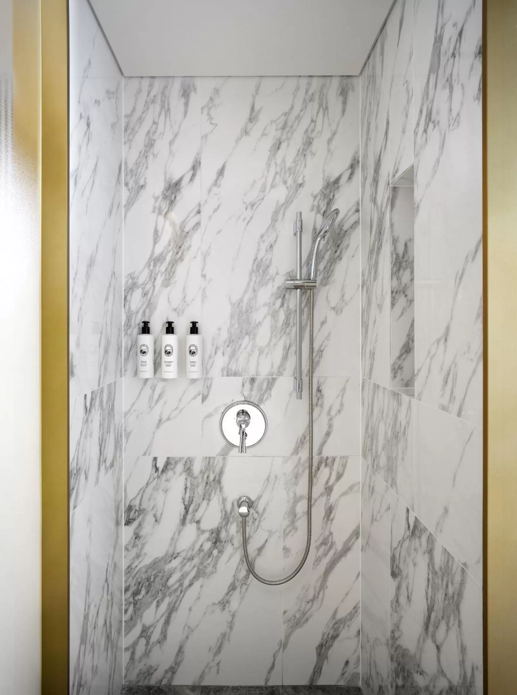 Shower in Sofitel Ambassador Seoul Hotel & Serviced Residences