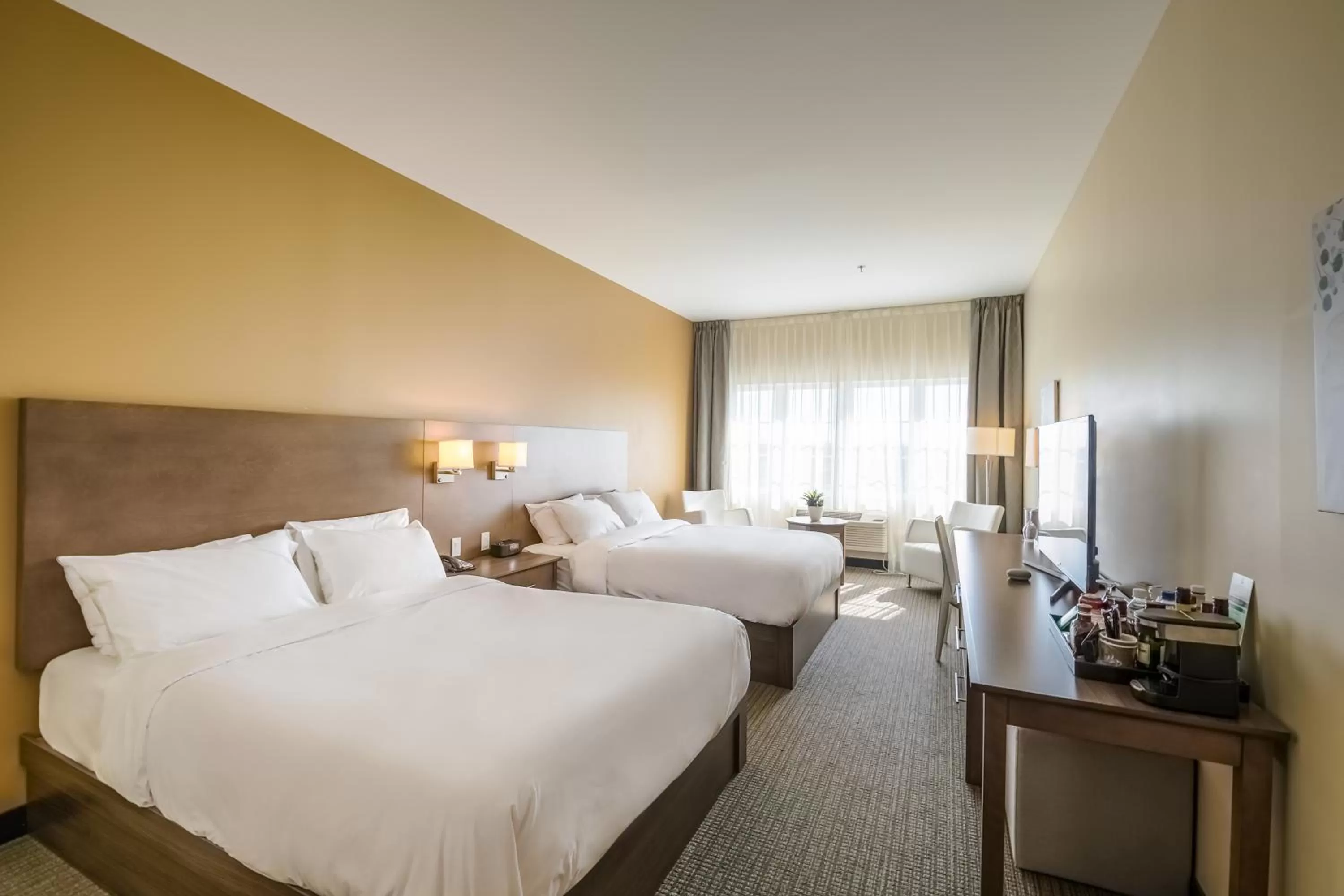 Photo of the whole room, Bed in Imperia Hôtel et Suites Terrebonne