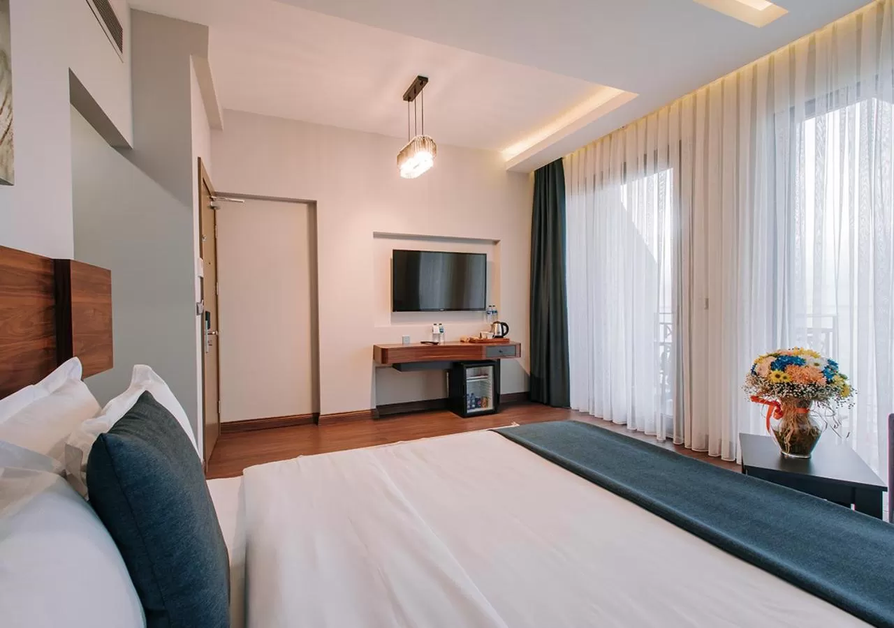 Communal lounge/ TV room, Bed in Peerless Villas Hotel