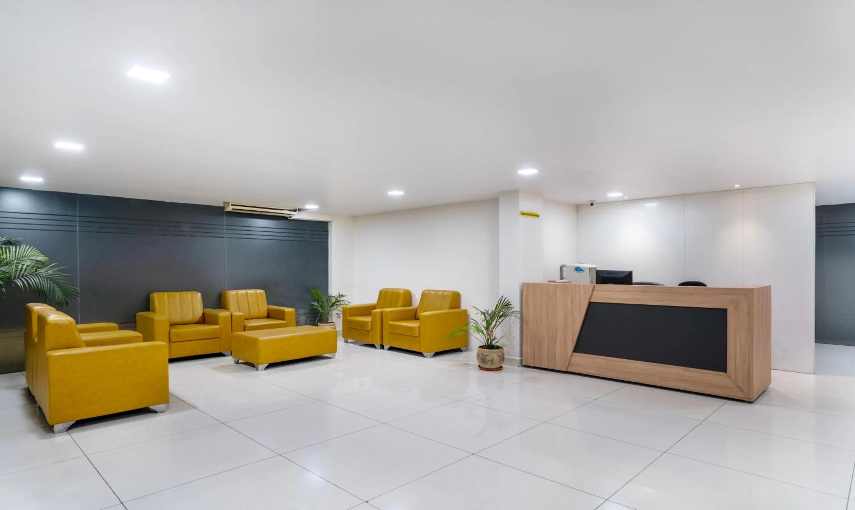 Lobby or reception in Treebo Emerald