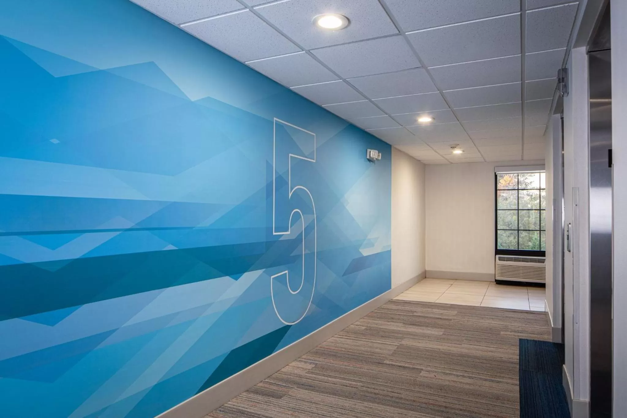 Lobby or reception in Holiday Inn Express & Suites Newport News by IHG