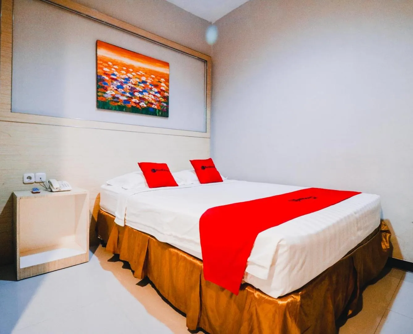 Standard Double Room in RedDoorz Plus near Sultan Hasanuddin Airport