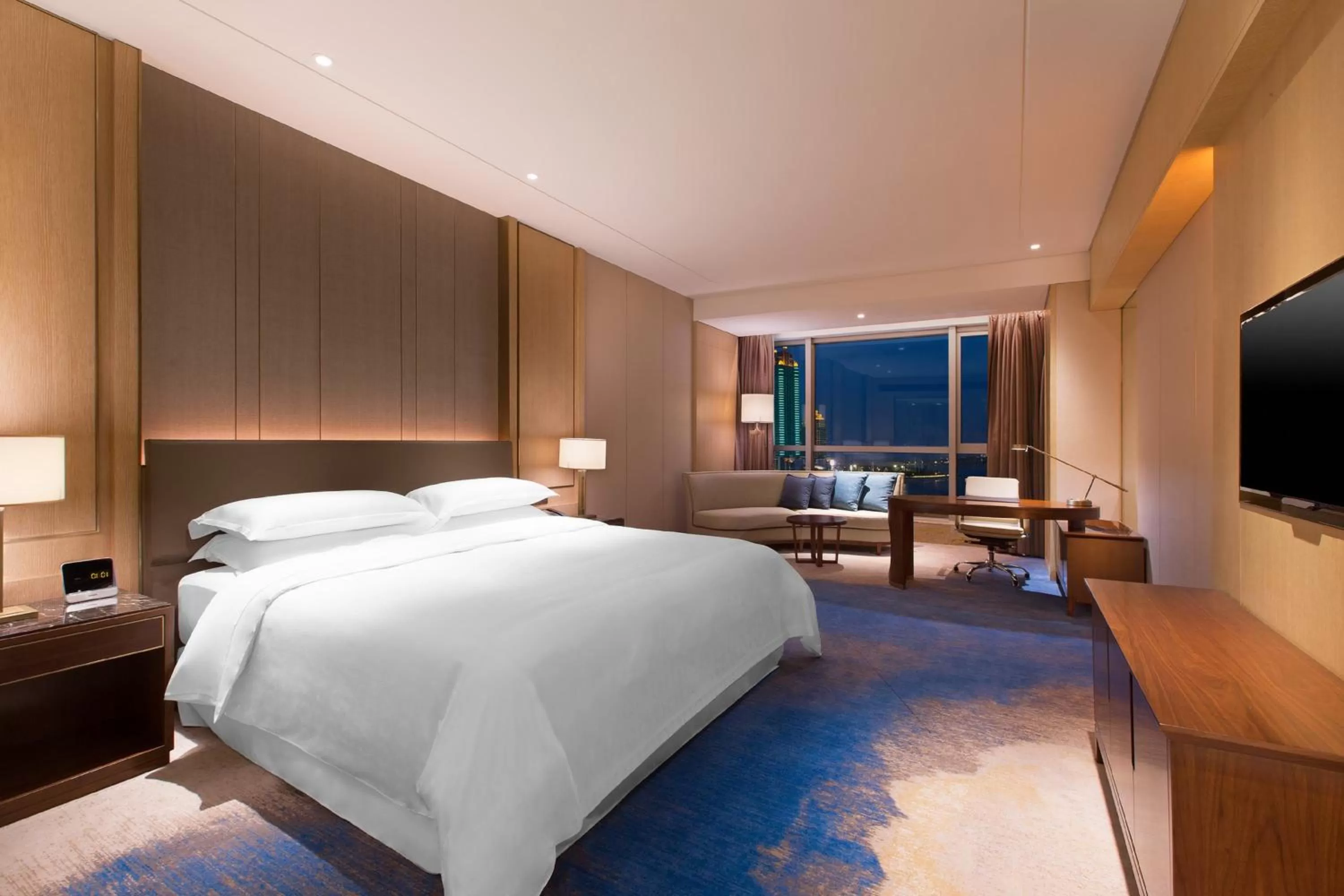 Photo of the whole room, Bed in Sheraton Zhanjiang Hotel