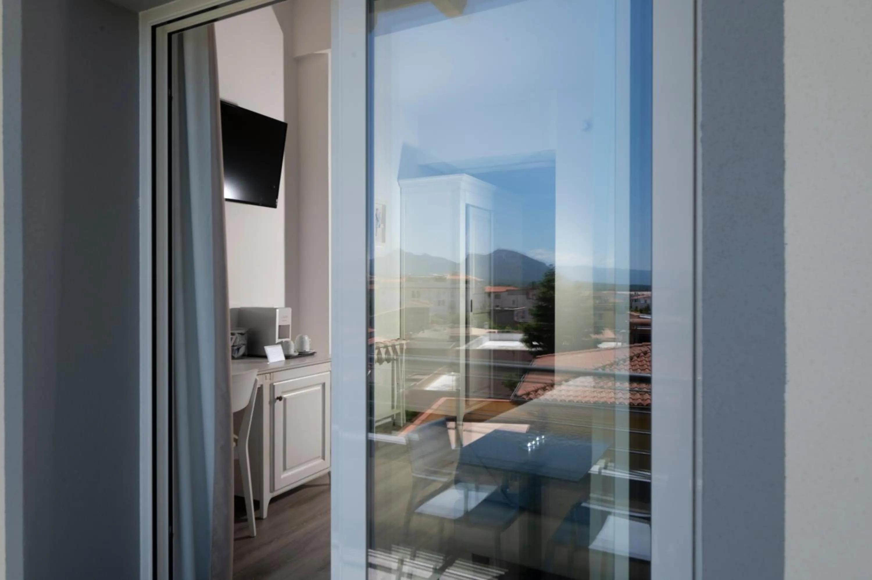 Balcony/Terrace, Bed in Hotel Gli Ulivi