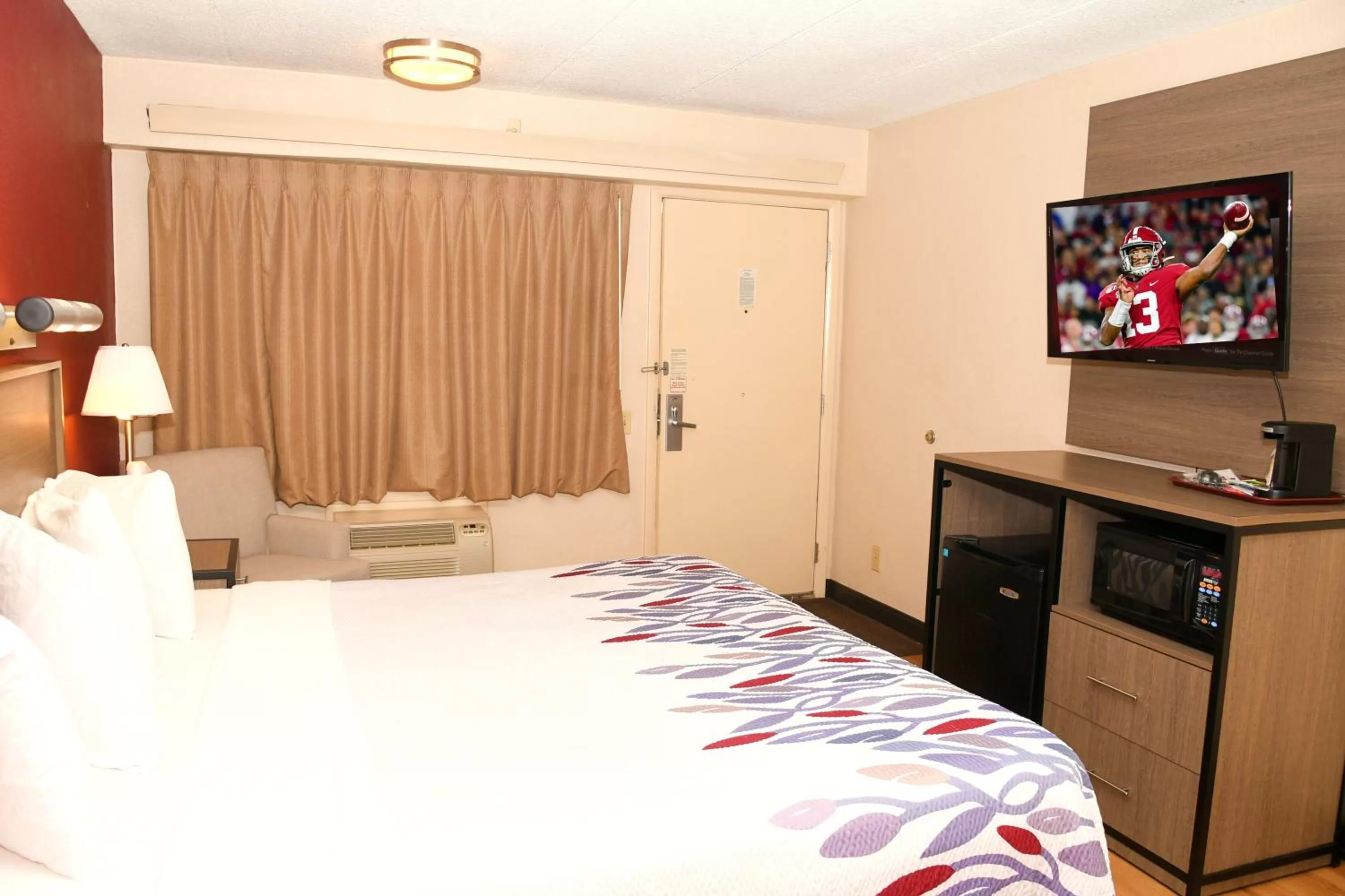 Photo of the whole room, Bed in Red Roof Inn Richmond South