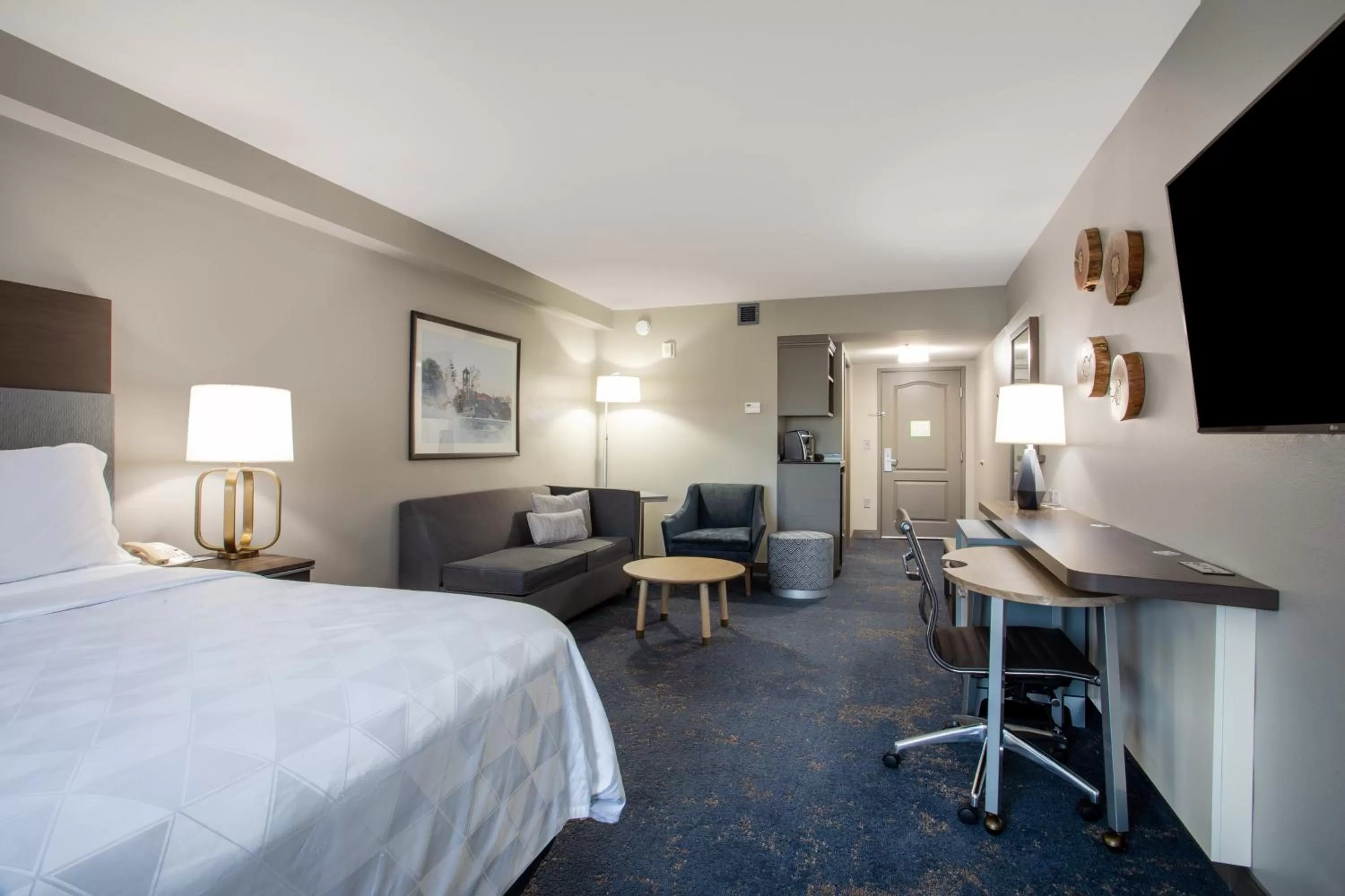 Photo of the whole room, Bed in Holiday Inn Valdosta Conference Center by IHG