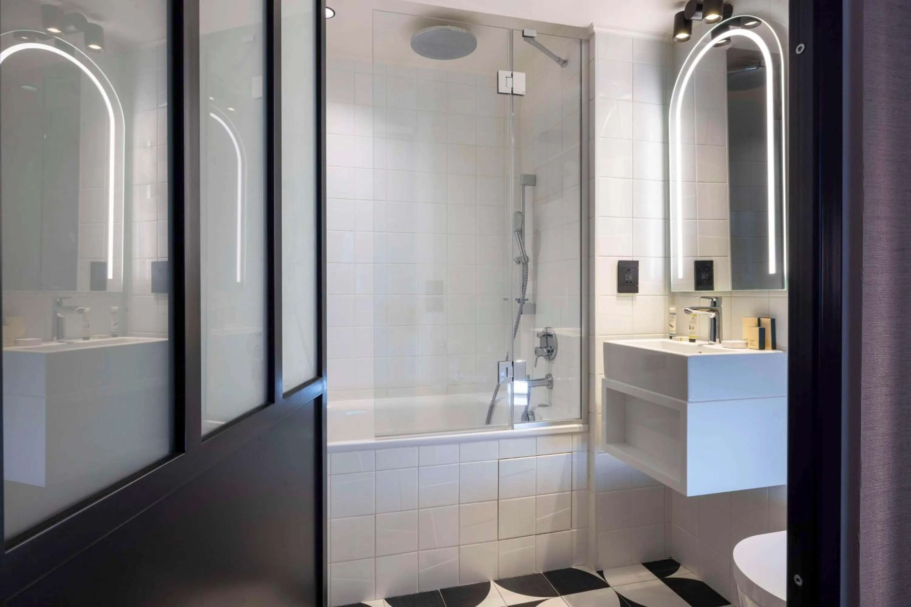 Bathroom in Best Western Bretagne Montparnasse