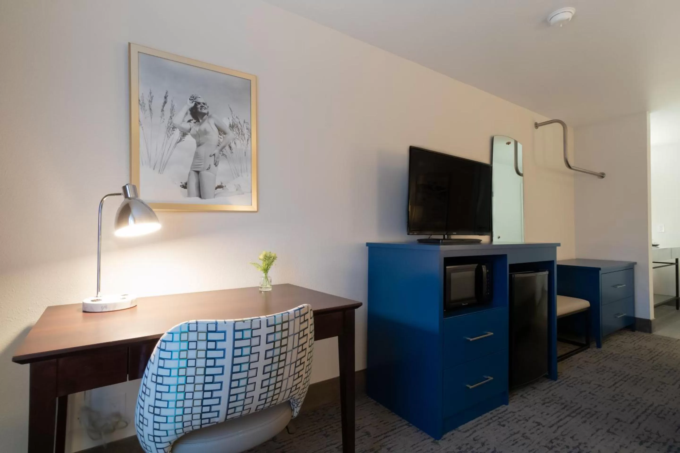 TV and multimedia in Oxford Suites Portland - Jantzen Beach