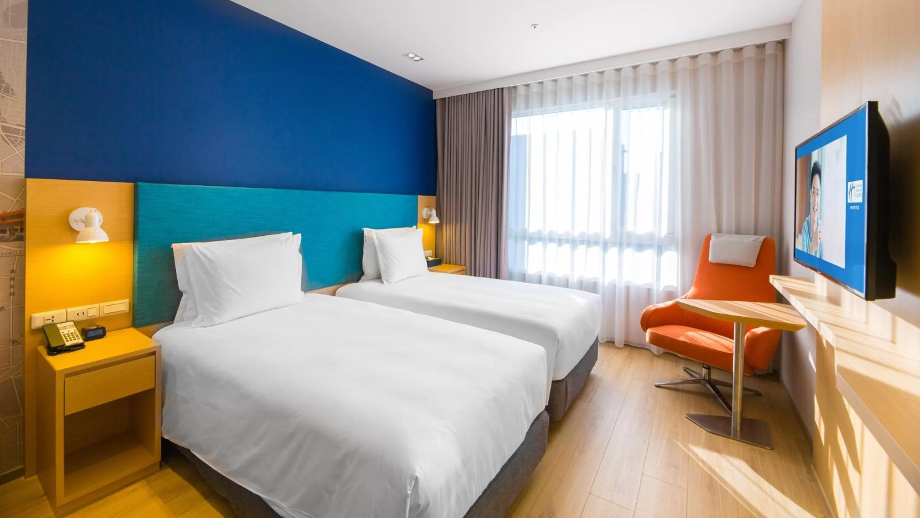 Photo of the whole room, Bed in Holiday Inn Express Taichung Fengchia by IHG