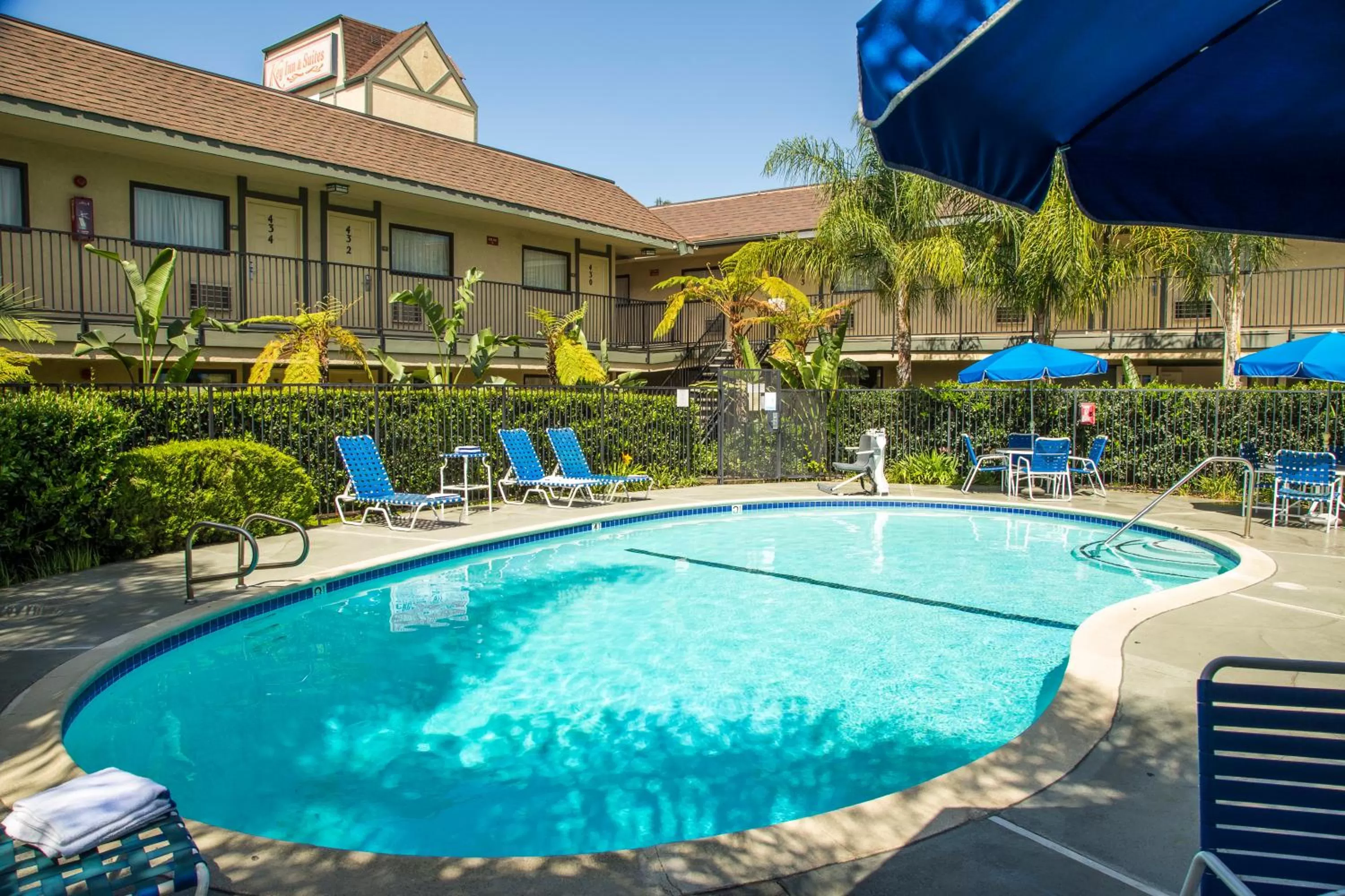 Swimming pool in Key Inn and Suites