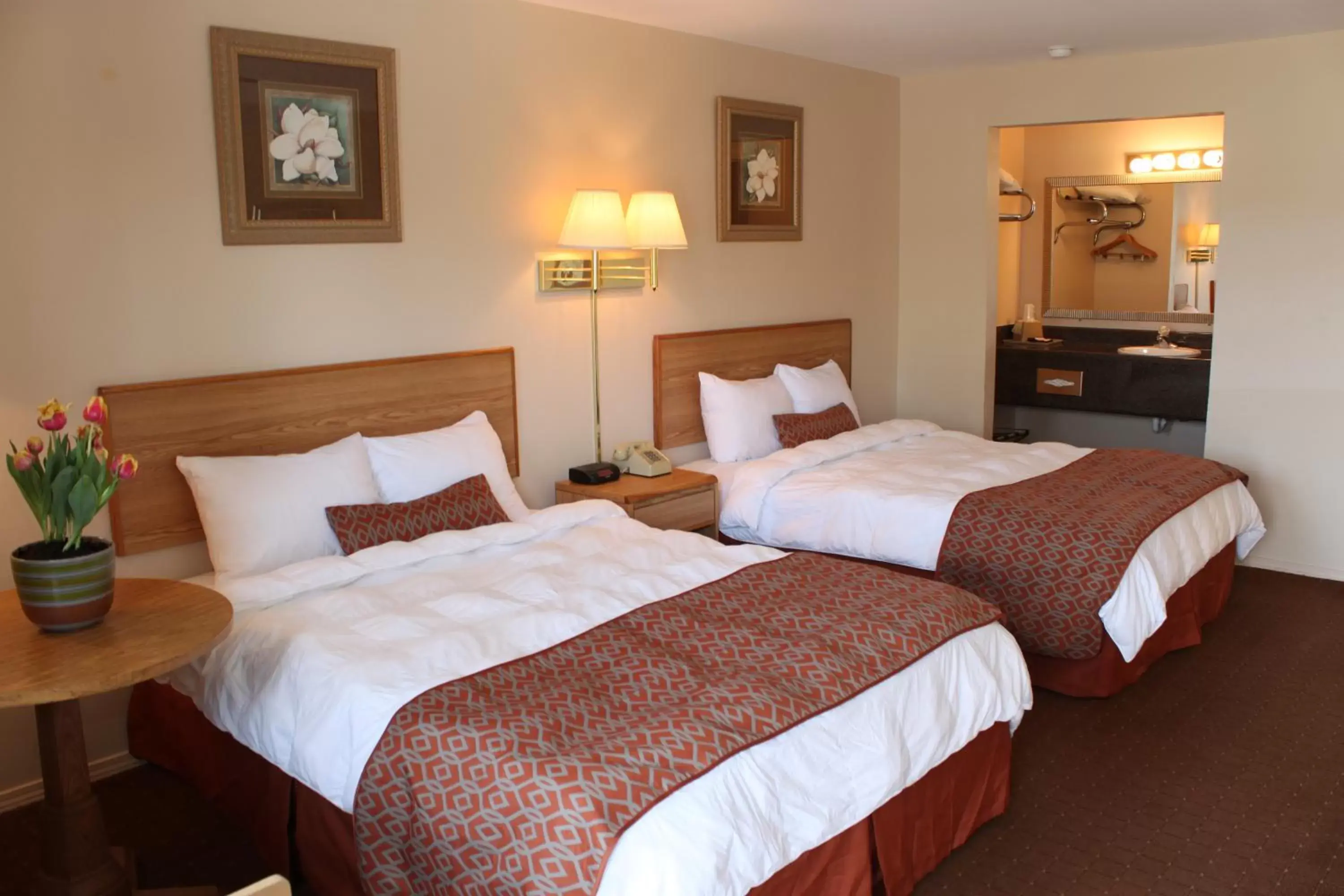 Queen Room with Two Queen Beds - Non-Smoking in Regency Inn Eureka Springs Queen Room with Two Queen Beds - Non-Smoking in Regency Inn Eureka Springs