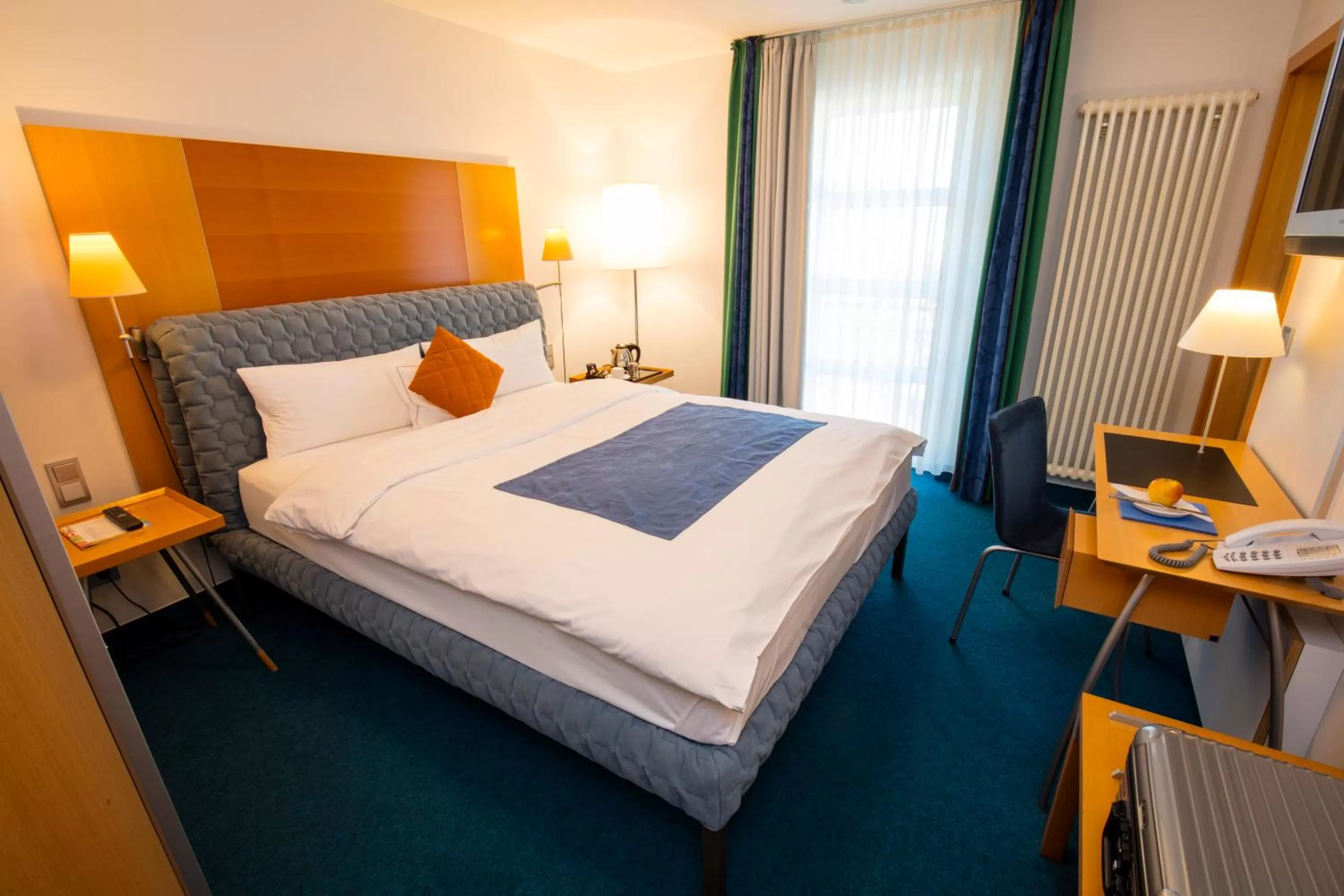 Shower, Bed in Design Hotel Zollamt