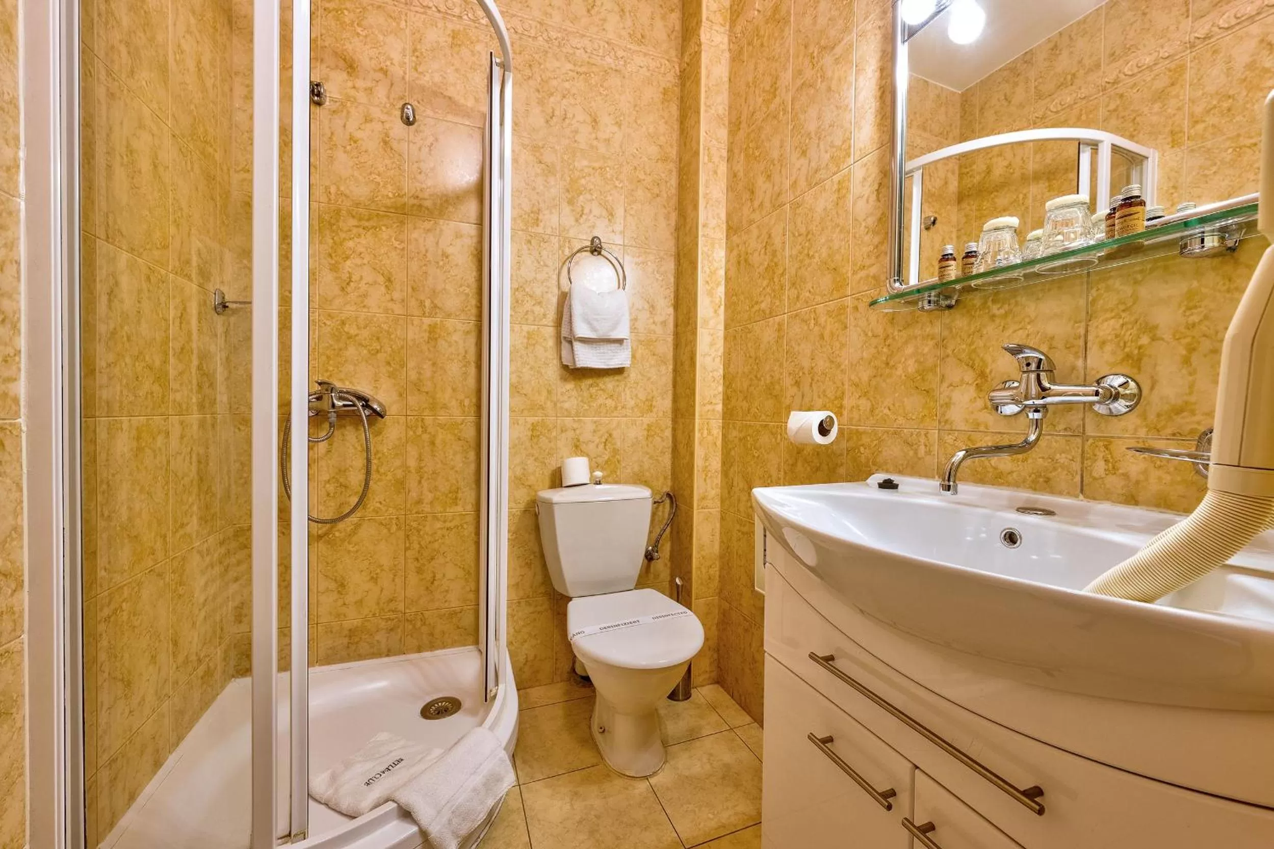 Shower in Betlem Club Hotel