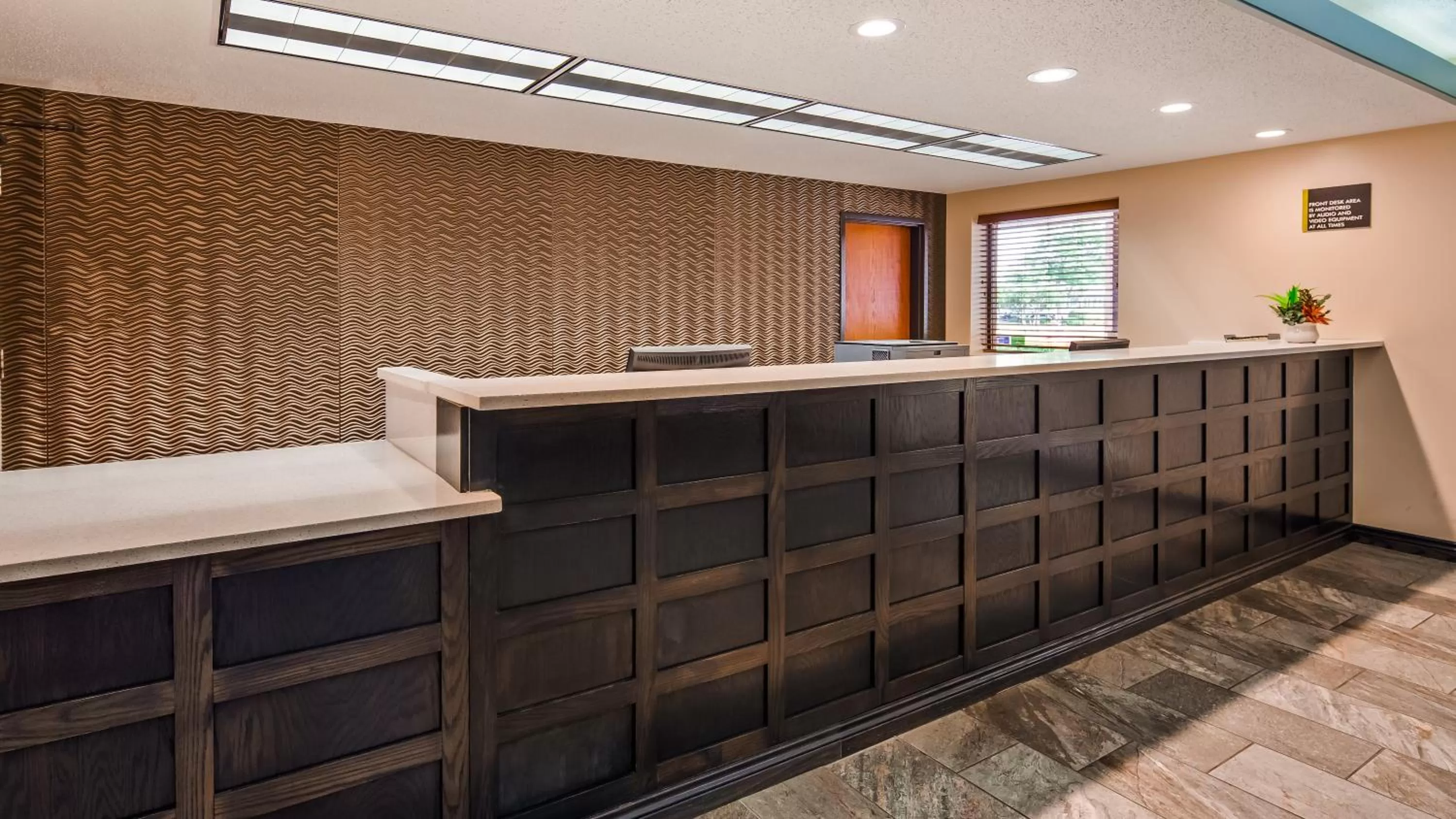 Lobby or reception in Best Western Warren Hotel