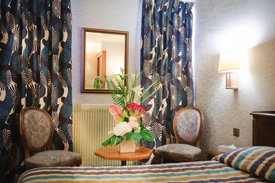 Seating area, Bed in Hotel Meslay Republique