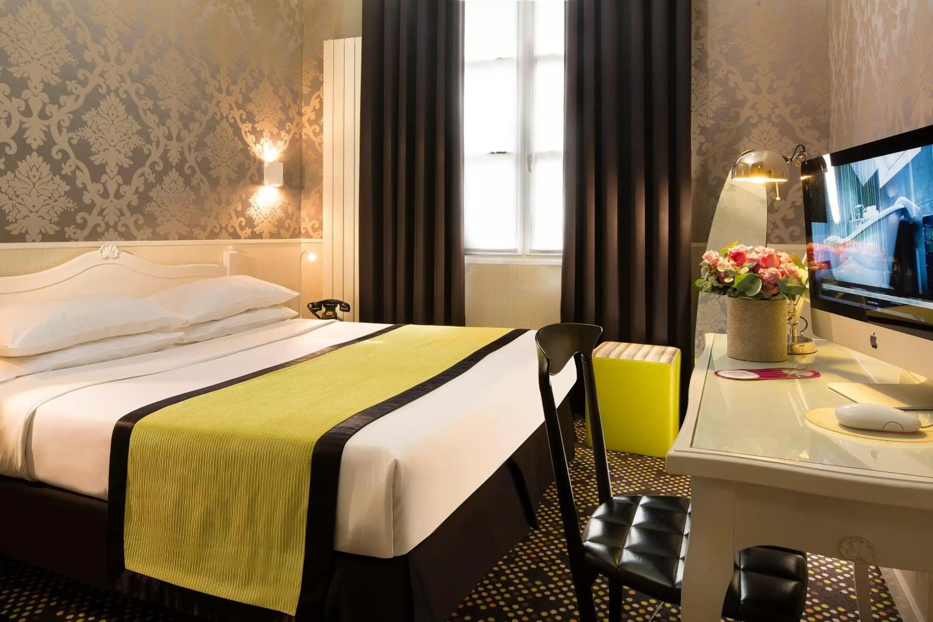 Deluxe Room with Twin Beds or Double Bed in Hotel Design Sorbonne Deluxe Room with Twin Beds or Double Bed in Hotel Design Sorbonne