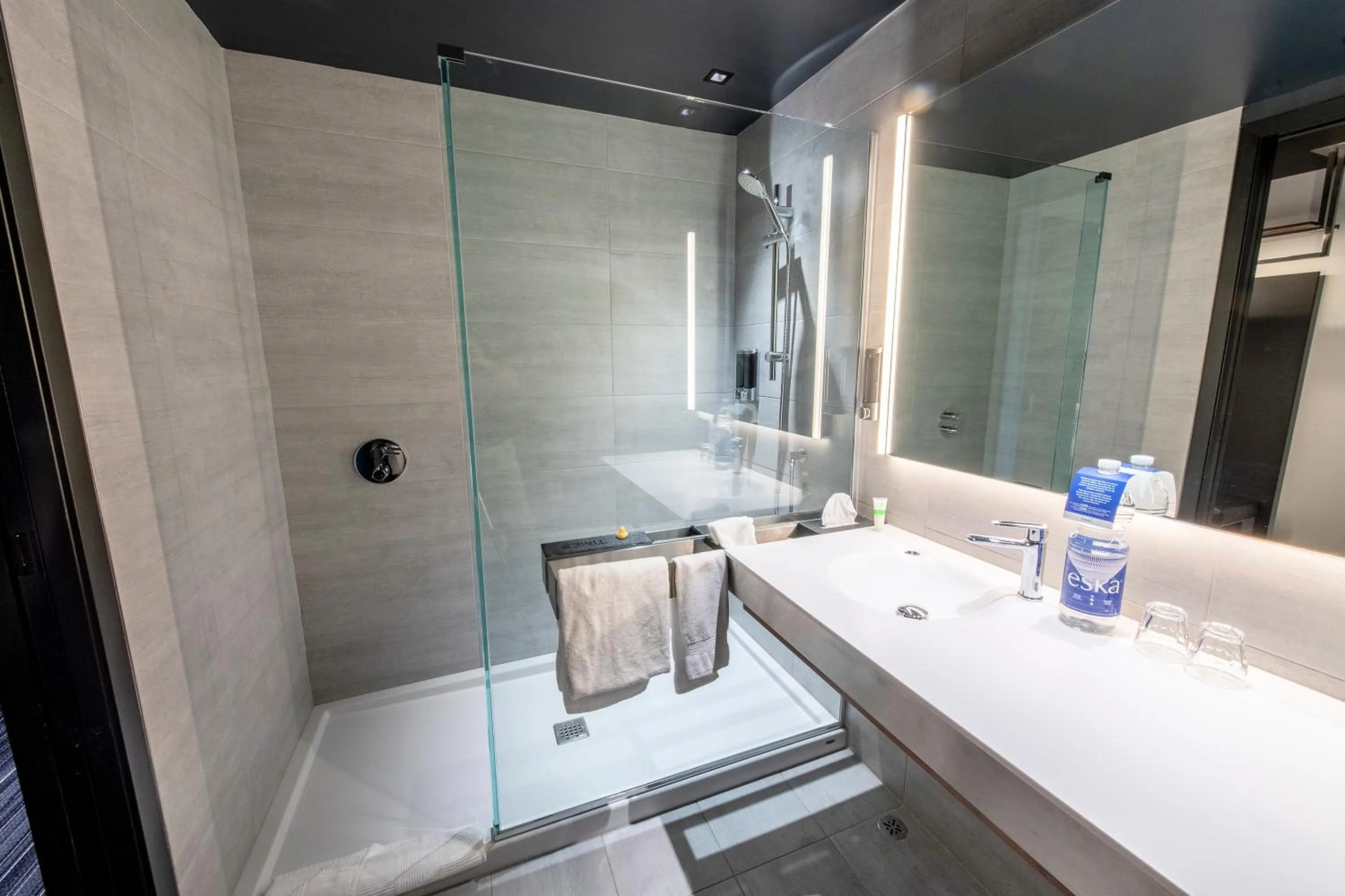 Bathroom in Grand Times Hotel – Aeroport de Quebec