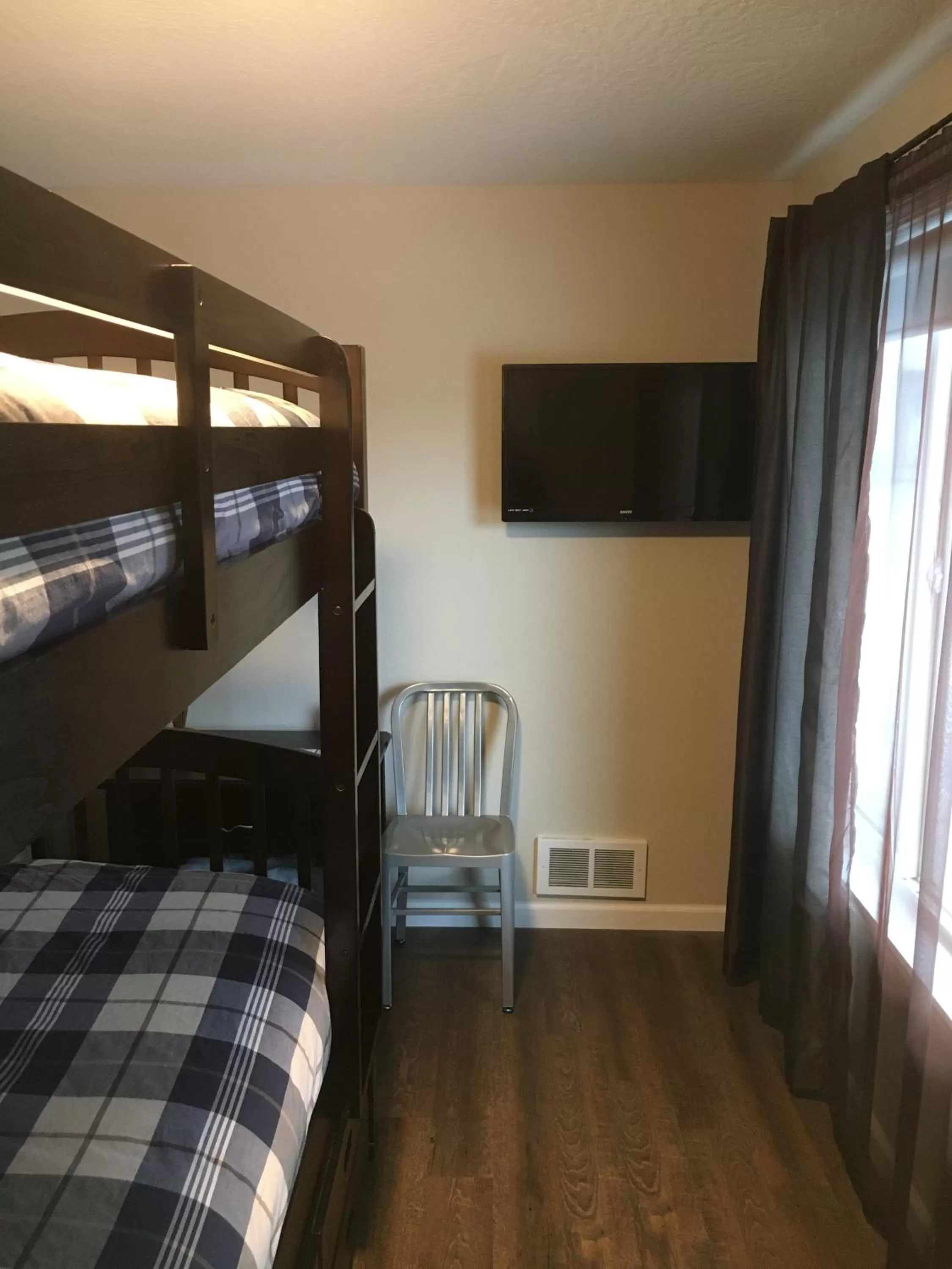 Bed in The Waldport Inn