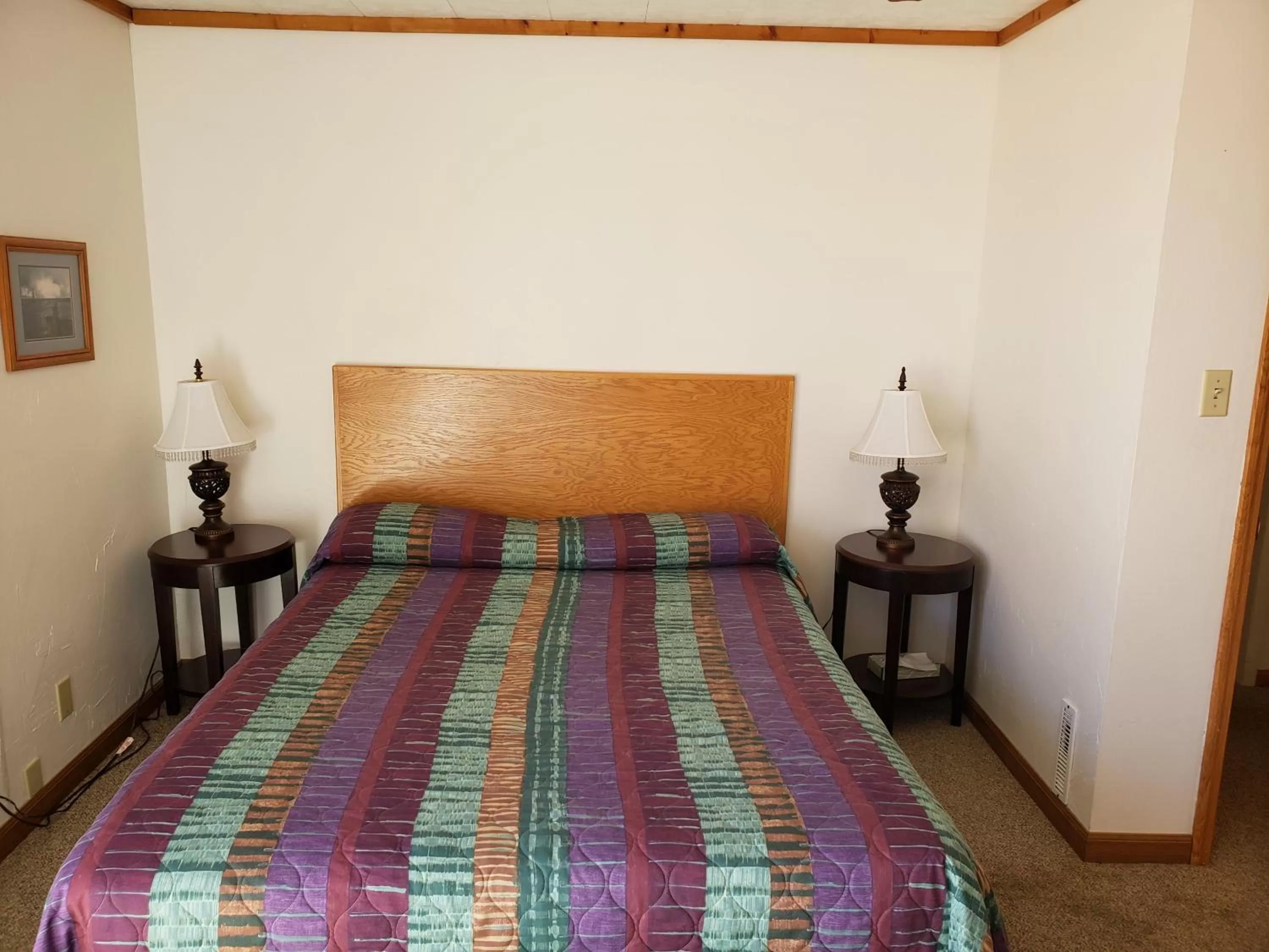 Bed in Algoma Beach Motel