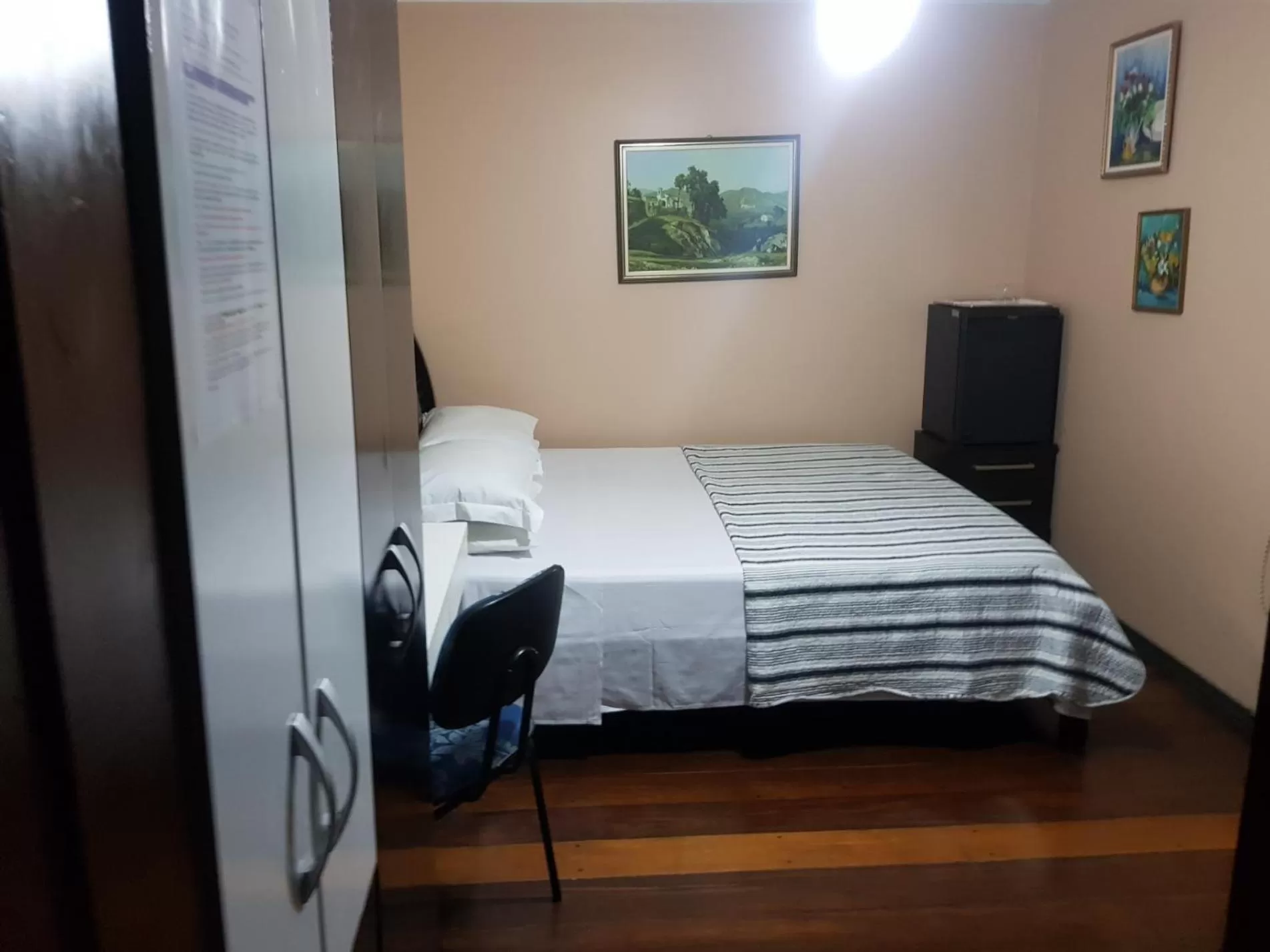 Photo of the whole room, Bed in KzaZendf Cama e Cafe Asa Sul