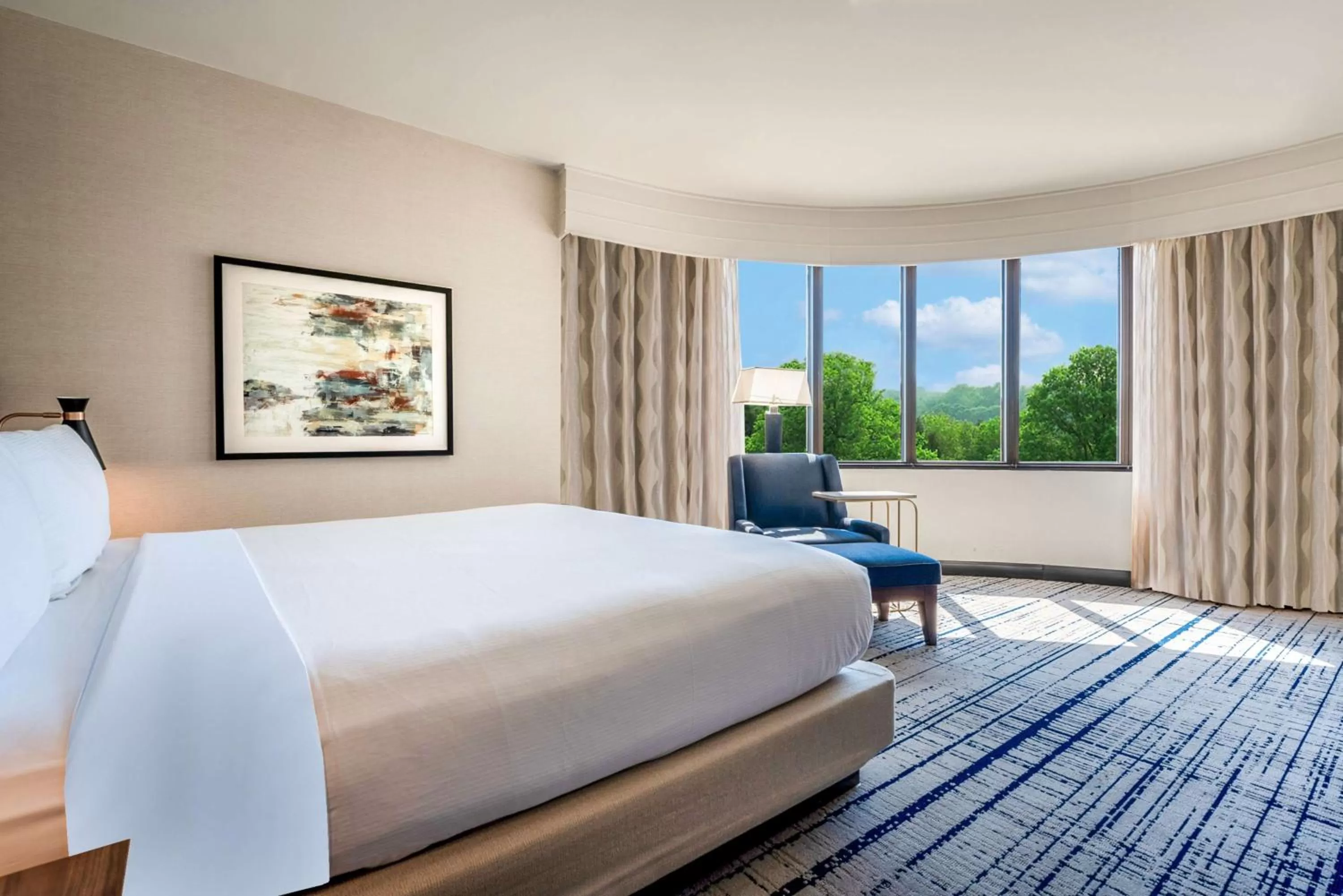 Bed in DoubleTree by Hilton South Charlotte Tyvola