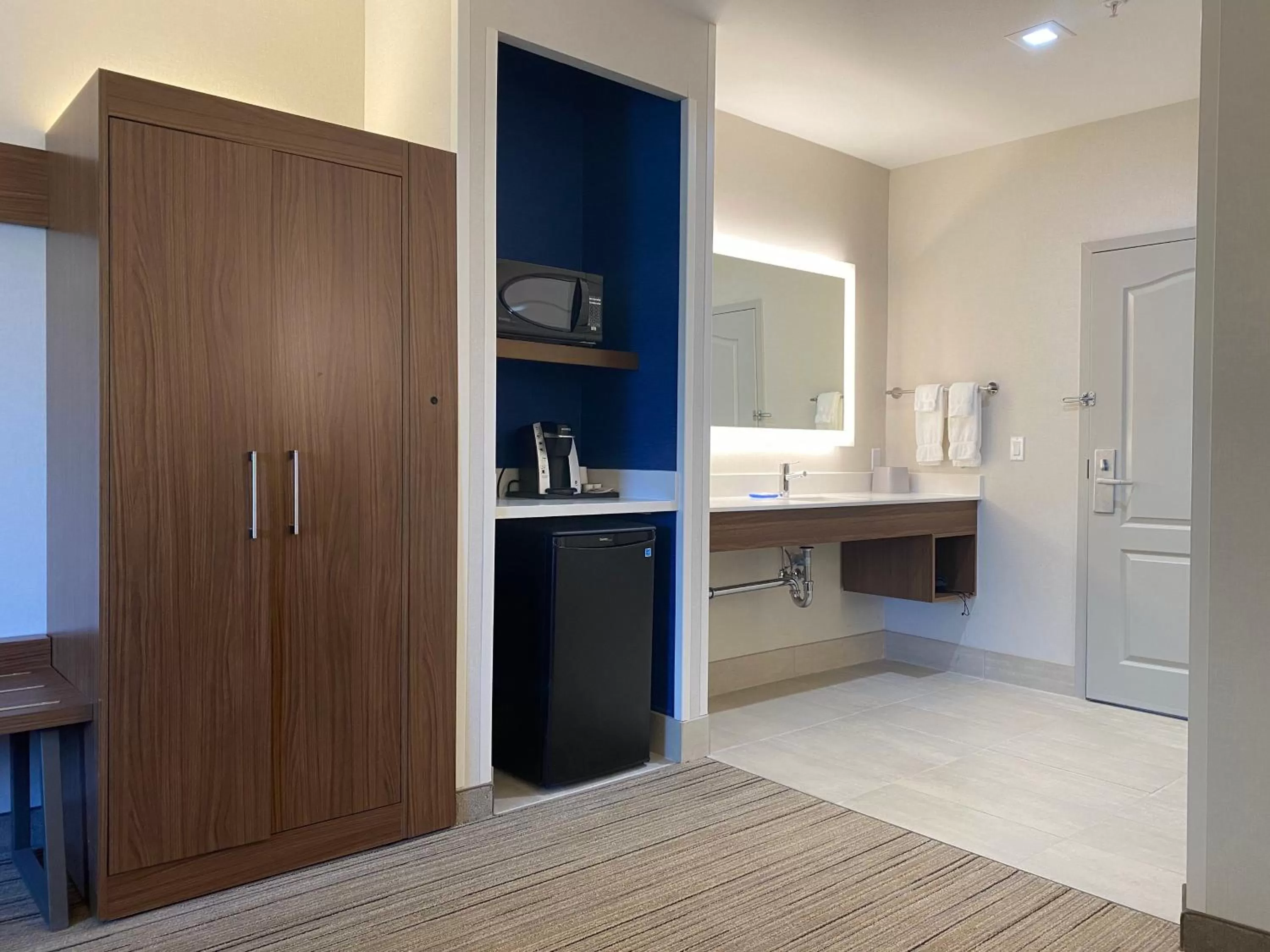 Photo of the whole room, Kitchen/Kitchenette in Hotel Fairchild