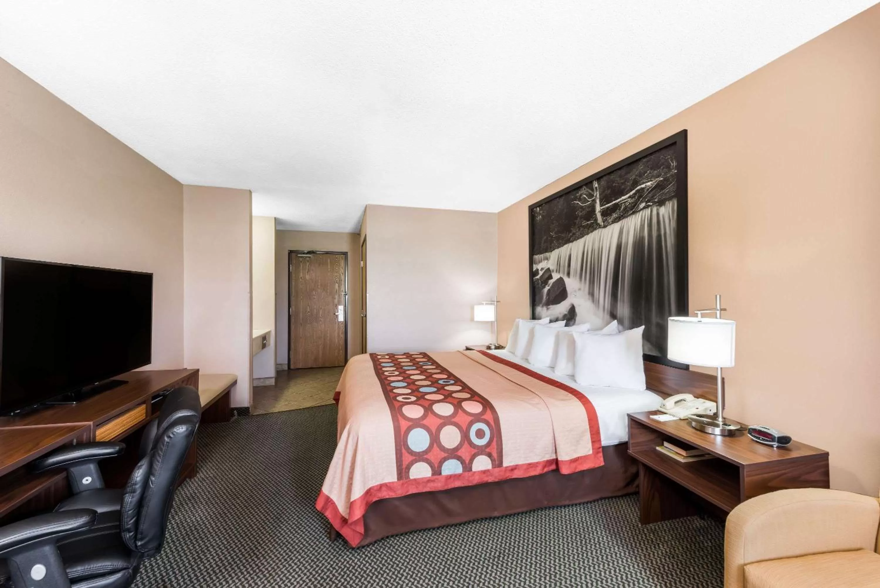 Photo of the whole room, Bed in Super 8 by Wyndham Winfield-Quail Ridge Area