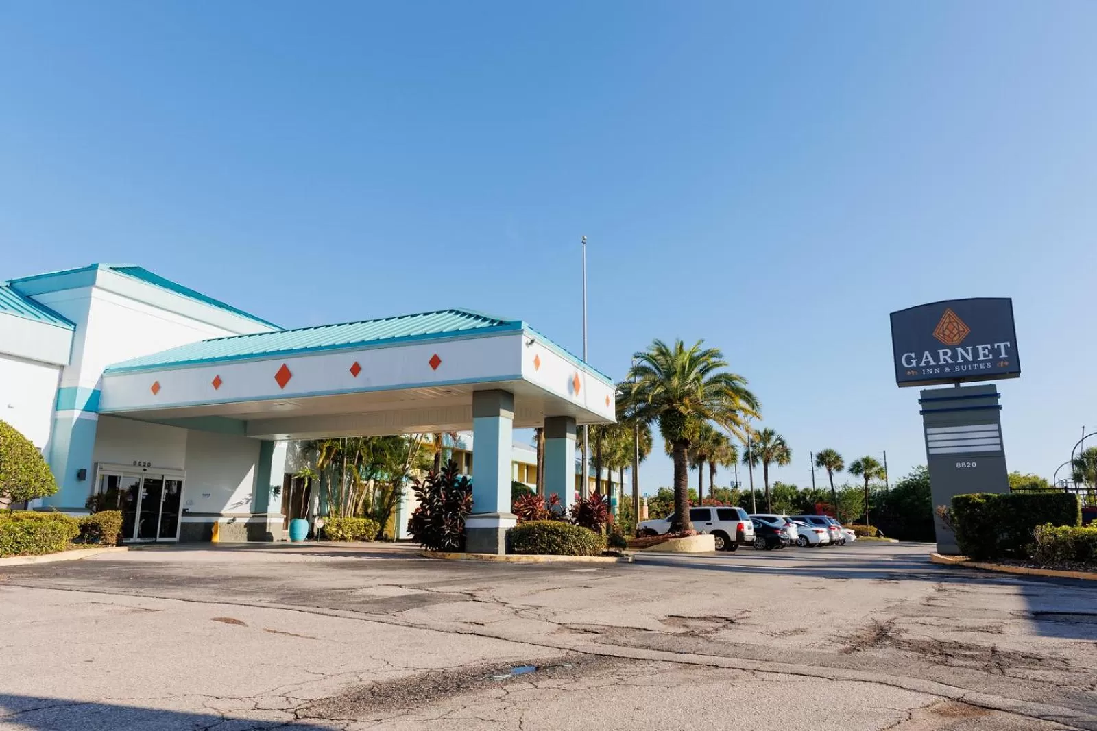 Facade/entrance in Garnet Inn & Suites, Orlando